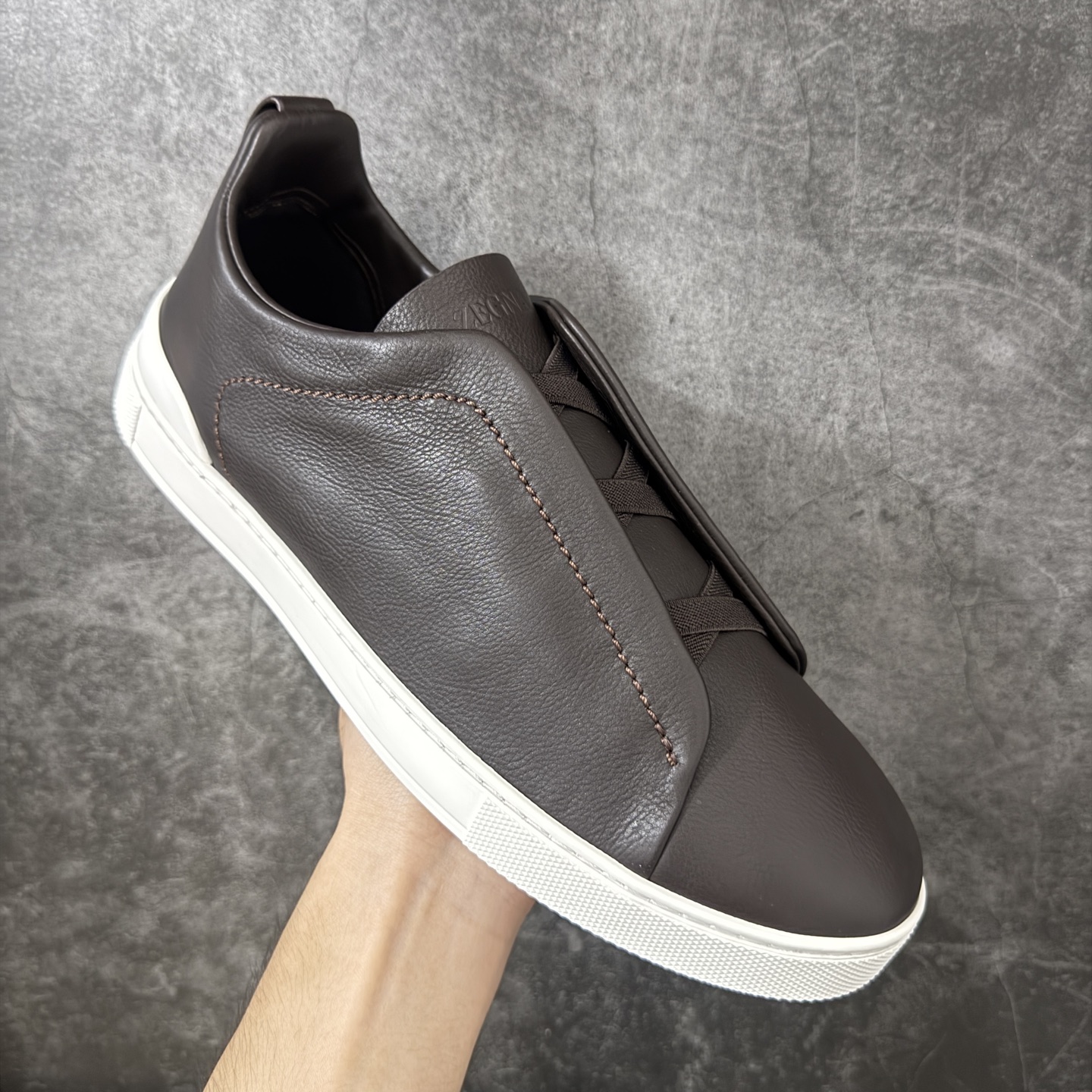 Zegna Triple Stitch 杰尼亚皮革 圆头平底 低帮低帮运动鞋 棕色白皮面 摔花纹牛皮制成，饰以丰富的工艺