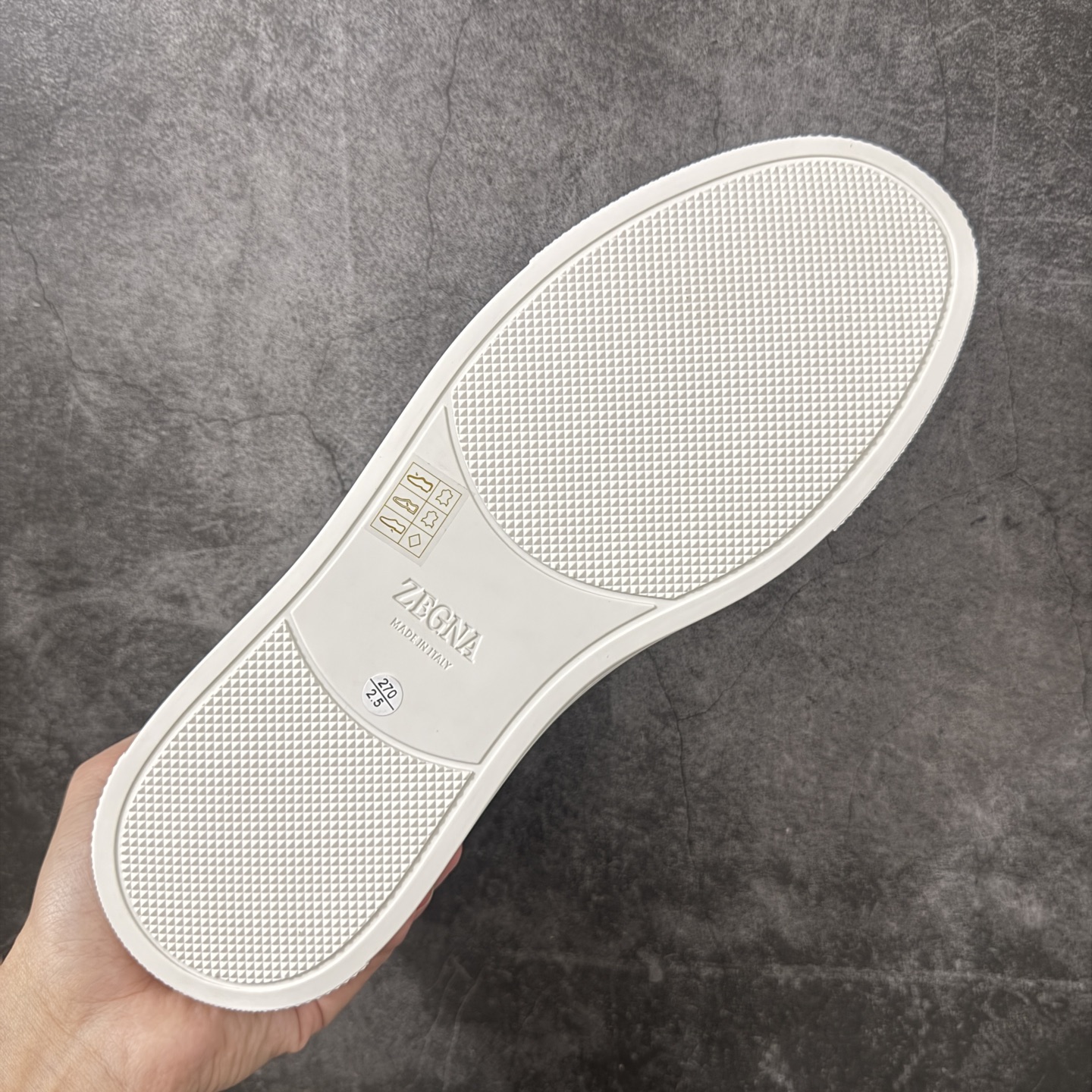 Zegna Triple Stitch 杰尼亚皮革 圆头平底 低帮低帮运动鞋 棕色白皮面 摔花纹牛皮制成，饰以丰富的工艺