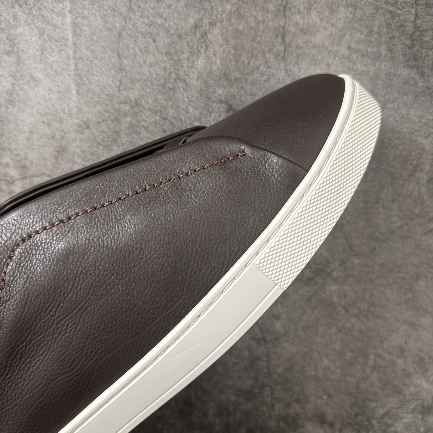 Zegna Triple Stitch 杰尼亚皮革 圆头平底 低帮低帮运动鞋 棕色白皮面 摔花纹牛皮制成，饰以丰富的工艺