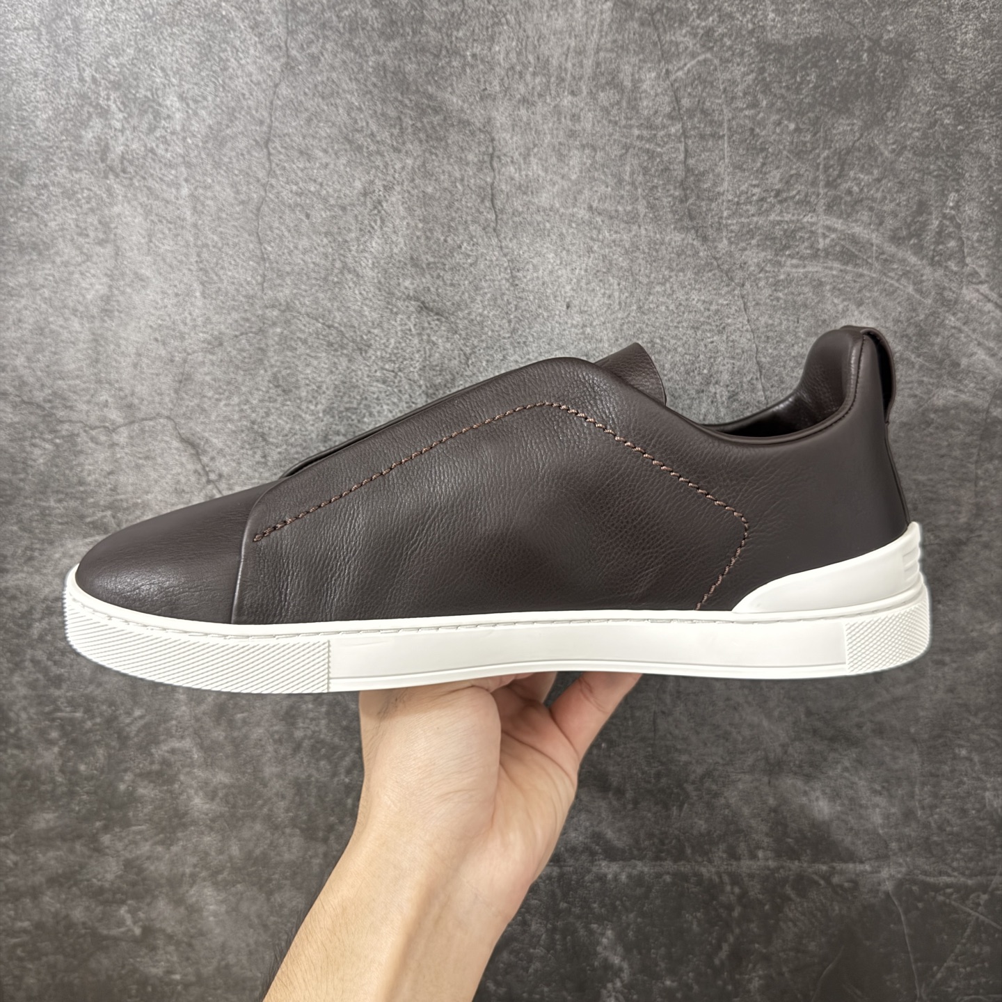 Zegna Triple Stitch 杰尼亚皮革 圆头平底 低帮低帮运动鞋 棕色白皮面 摔花纹牛皮制成，饰以丰富的工艺