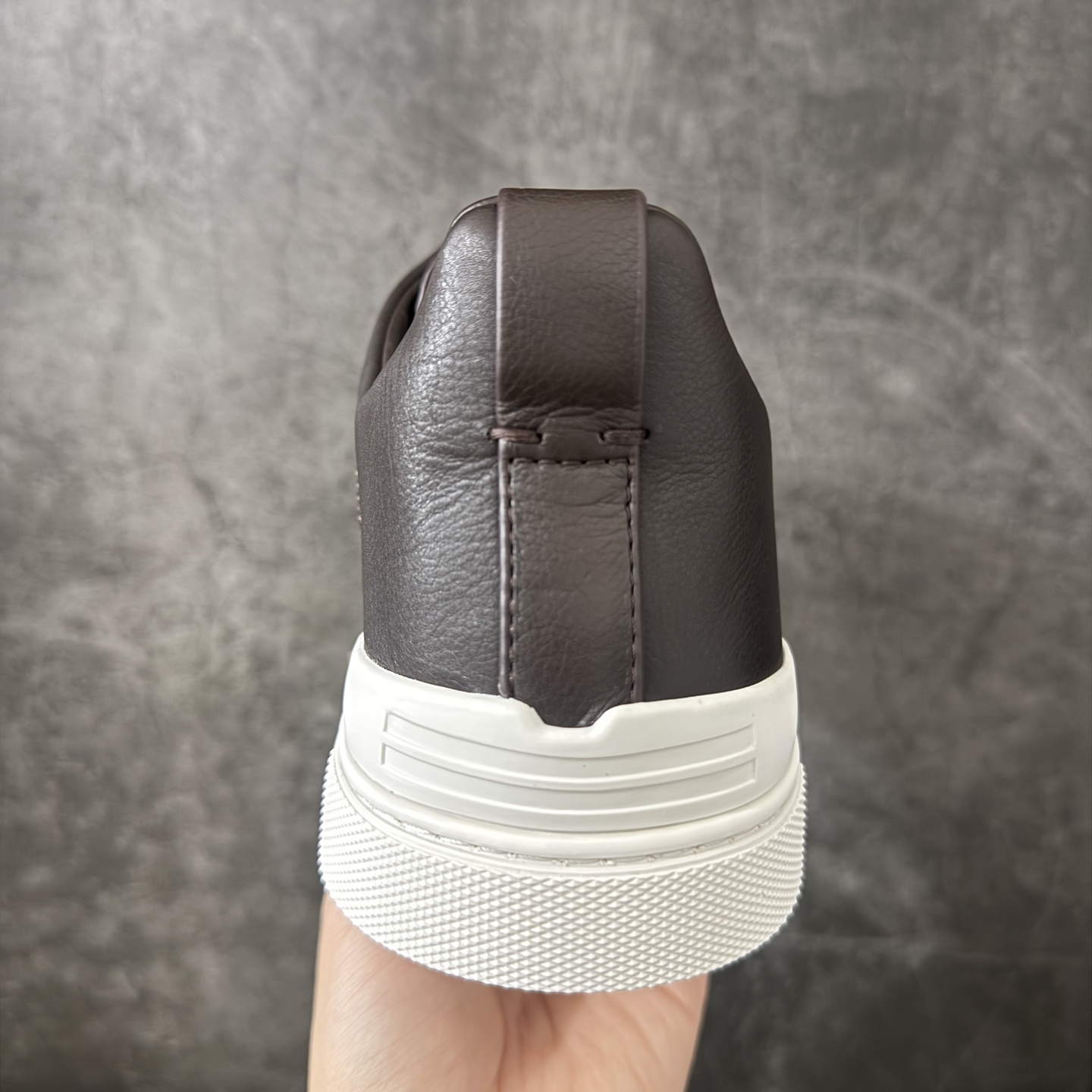 Zegna Triple Stitch 杰尼亚皮革 圆头平底 低帮低帮运动鞋 棕色白皮面 摔花纹牛皮制成，饰以丰富的工艺