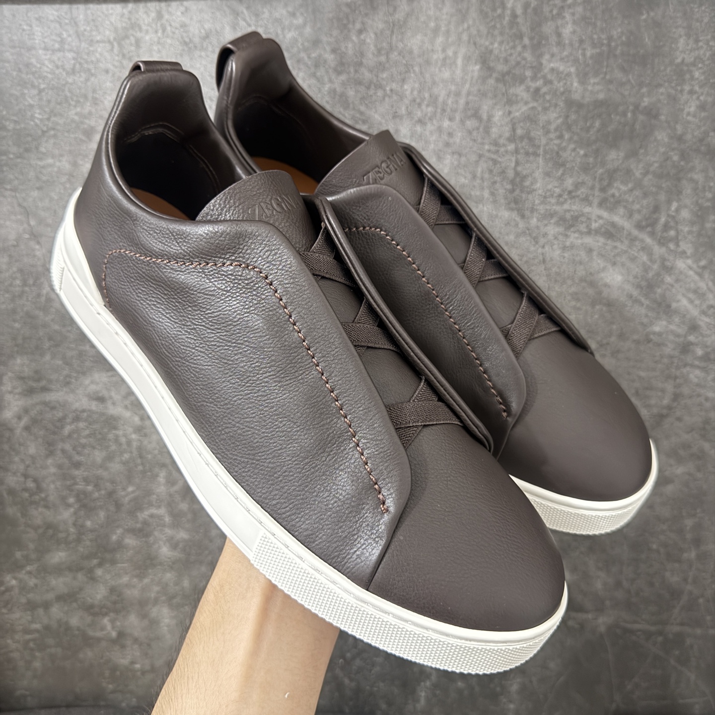 Zegna Triple Stitch 杰尼亚皮革 圆头平底 低帮低帮运动鞋 棕色白皮面 摔花纹牛皮制成，饰以丰富的工艺