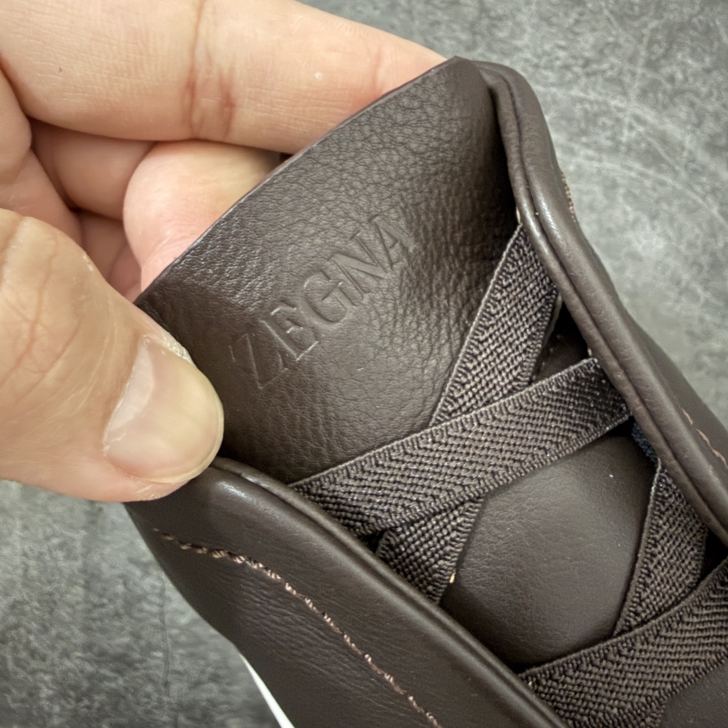 Zegna Triple Stitch 杰尼亚皮革 圆头平底 低帮低帮运动鞋 棕色白皮面 摔花纹牛皮制成，饰以丰富的工艺