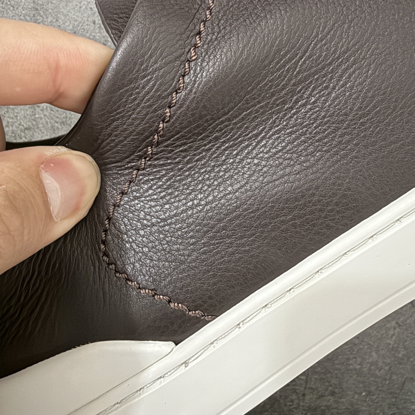 Zegna Triple Stitch 杰尼亚皮革 圆头平底 低帮低帮运动鞋 棕色白皮面 摔花纹牛皮制成，饰以丰富的工艺
