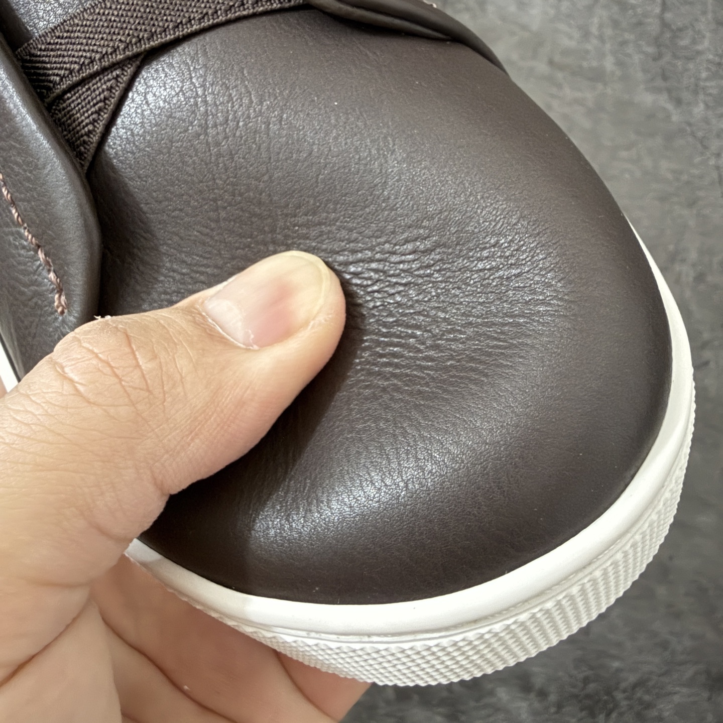 Zegna Triple Stitch 杰尼亚皮革 圆头平底 低帮低帮运动鞋 棕色白皮面 摔花纹牛皮制成，饰以丰富的工艺