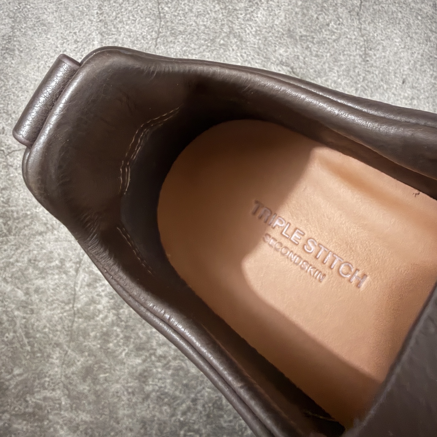 Zegna Triple Stitch 杰尼亚皮革 圆头平底 低帮低帮运动鞋 棕色白皮面 摔花纹牛皮制成，饰以丰富的工艺