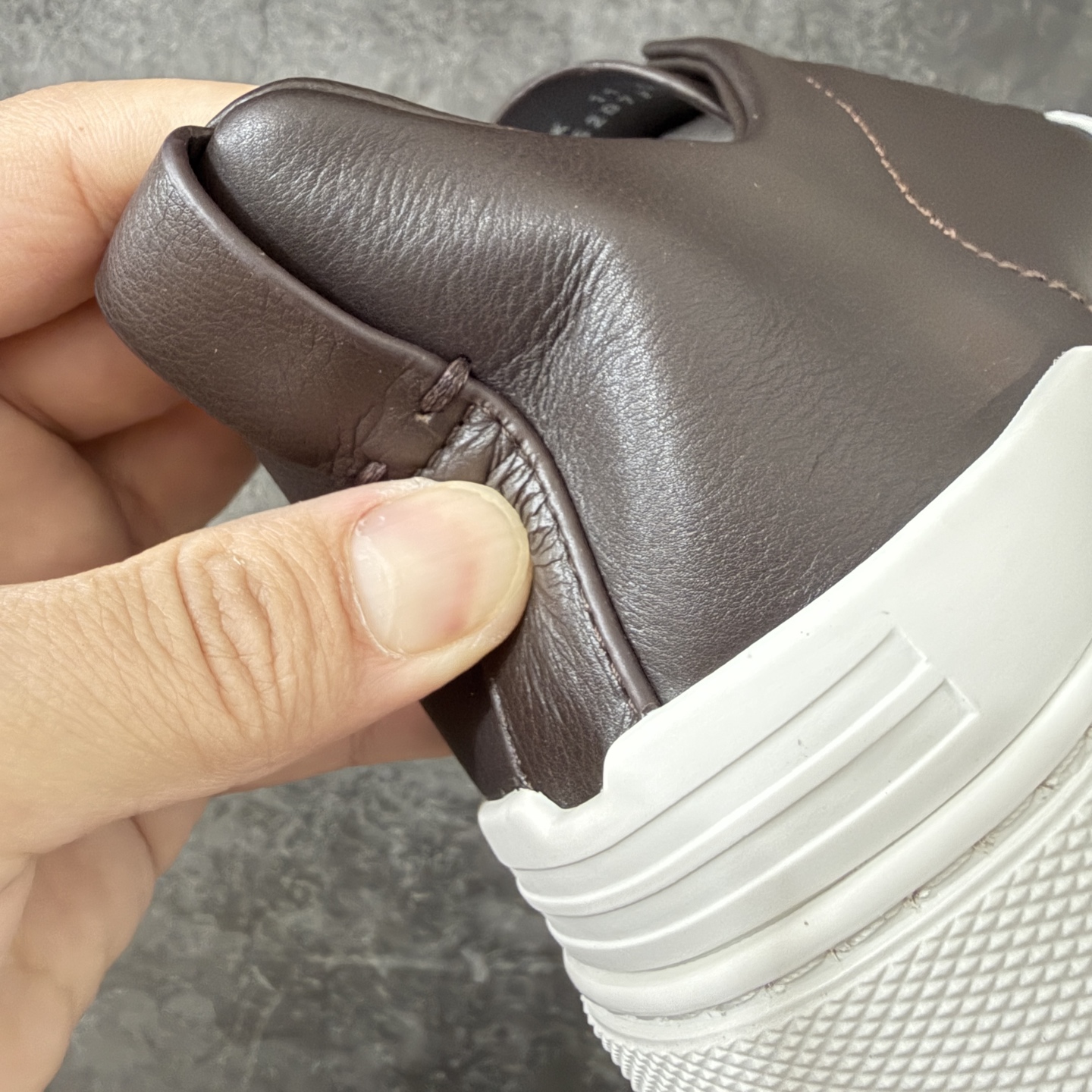 Zegna Triple Stitch 杰尼亚皮革 圆头平底 低帮低帮运动鞋 棕色白皮面 摔花纹牛皮制成，饰以丰富的工艺