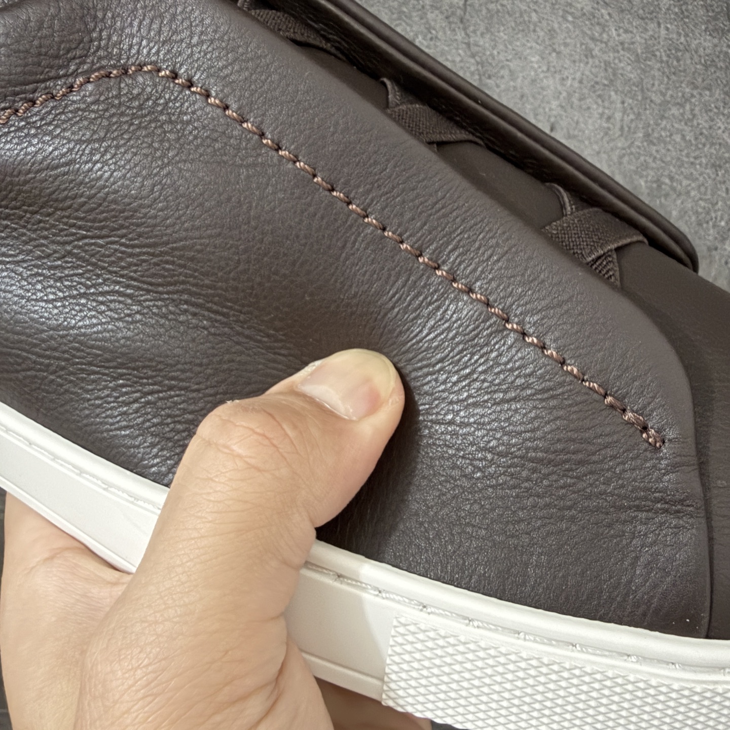 Zegna Triple Stitch 杰尼亚皮革 圆头平底 低帮低帮运动鞋 棕色白皮面 摔花纹牛皮制成，饰以丰富的工艺