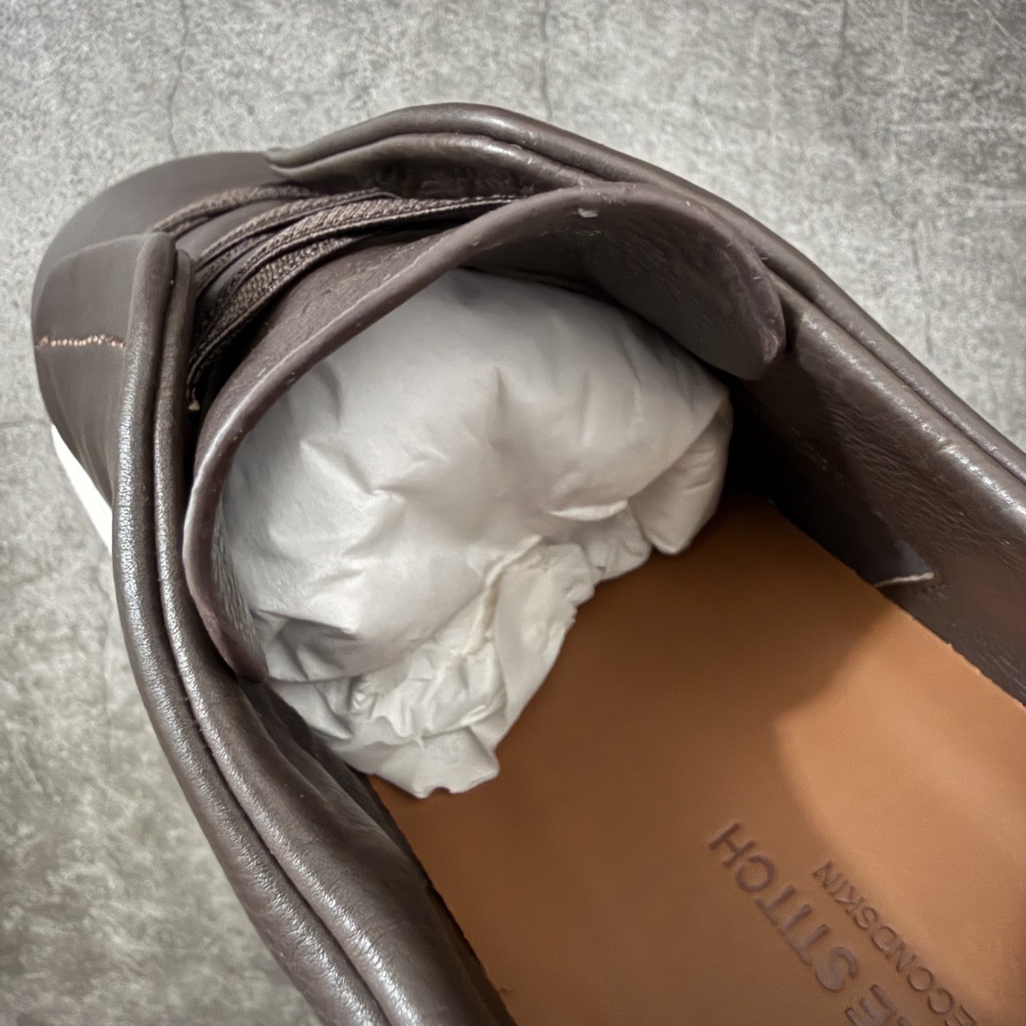 Zegna Triple Stitch 杰尼亚皮革 圆头平底 低帮低帮运动鞋 棕色白皮面 摔花纹牛皮制成，饰以丰富的工艺
