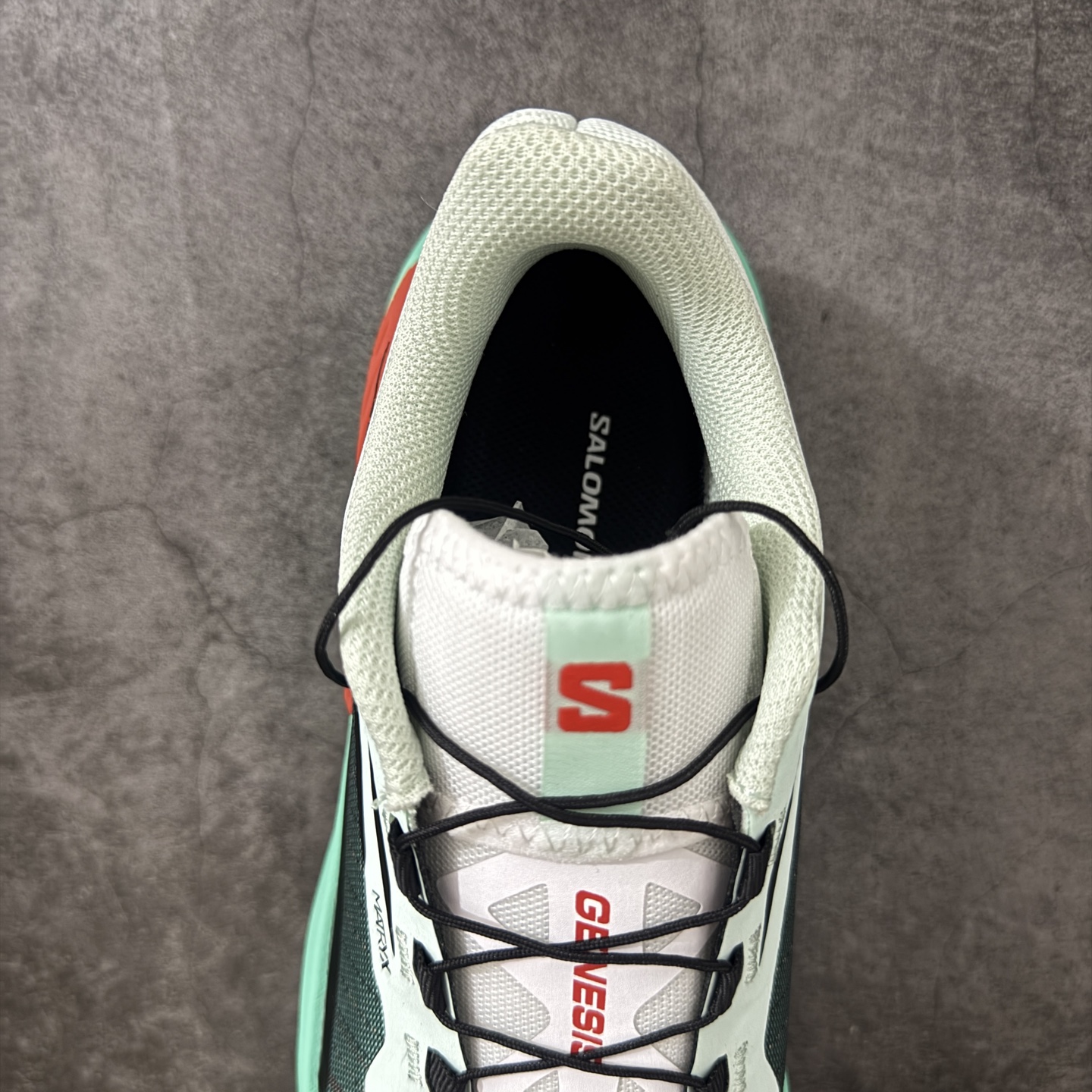 SALOMON萨洛蒙 GENESIS 舒适减震透气 低帮越野跑鞋 中短距离越野速度利器 流线型设计出街或跑山都自带高级感