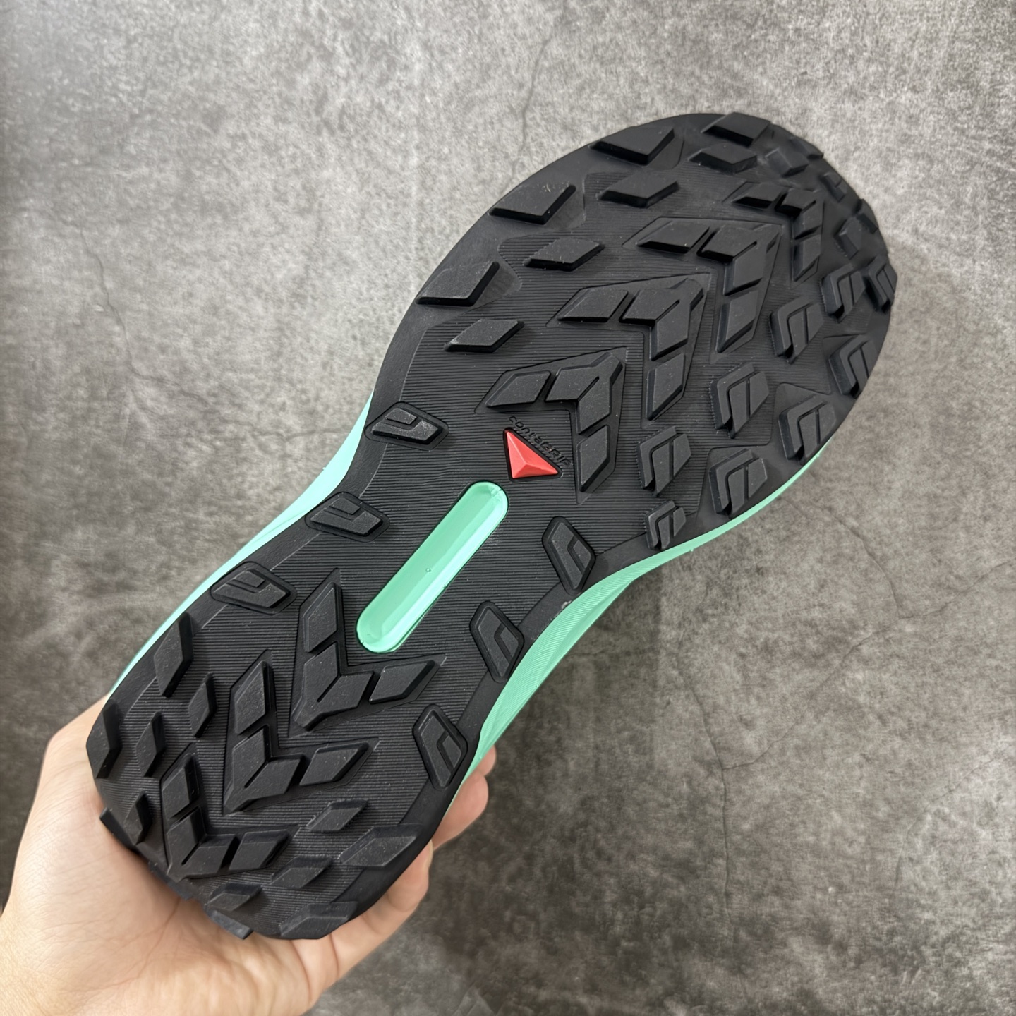 SALOMON萨洛蒙 GENESIS 舒适减震透气 低帮越野跑鞋 中短距离越野速度利器 流线型设计出街或跑山都自带高级感