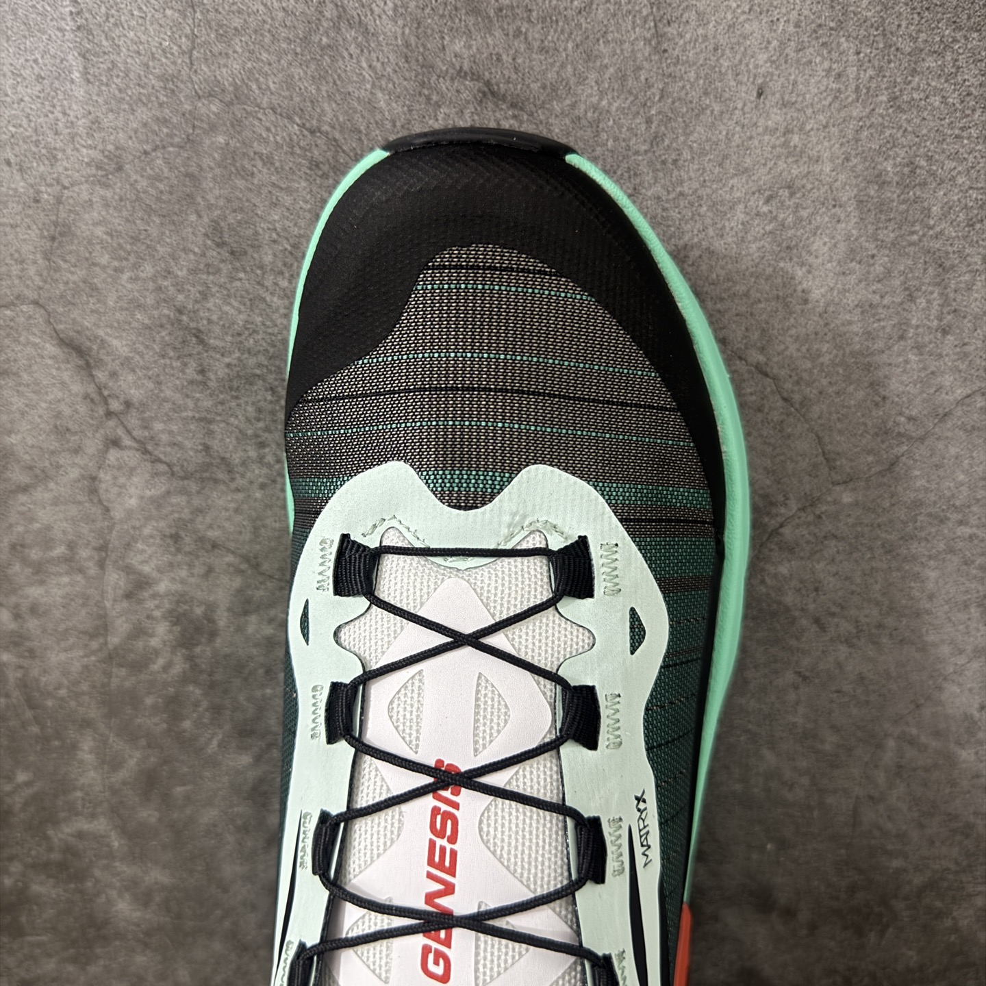 SALOMON萨洛蒙 GENESIS 舒适减震透气 低帮越野跑鞋 中短距离越野速度利器 流线型设计出街或跑山都自带高级感
