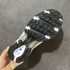 新百伦 New Balance 530 复古跑鞋 小红书爆款 官网售罄 这双鞋确实是NB家经典复古款式之一,以全新科技诠 新百伦 New Balance 530 复古跑鞋 小红书爆款 官网售罄 这双鞋确实是NB家经典复古款式之一,以全新科技诠