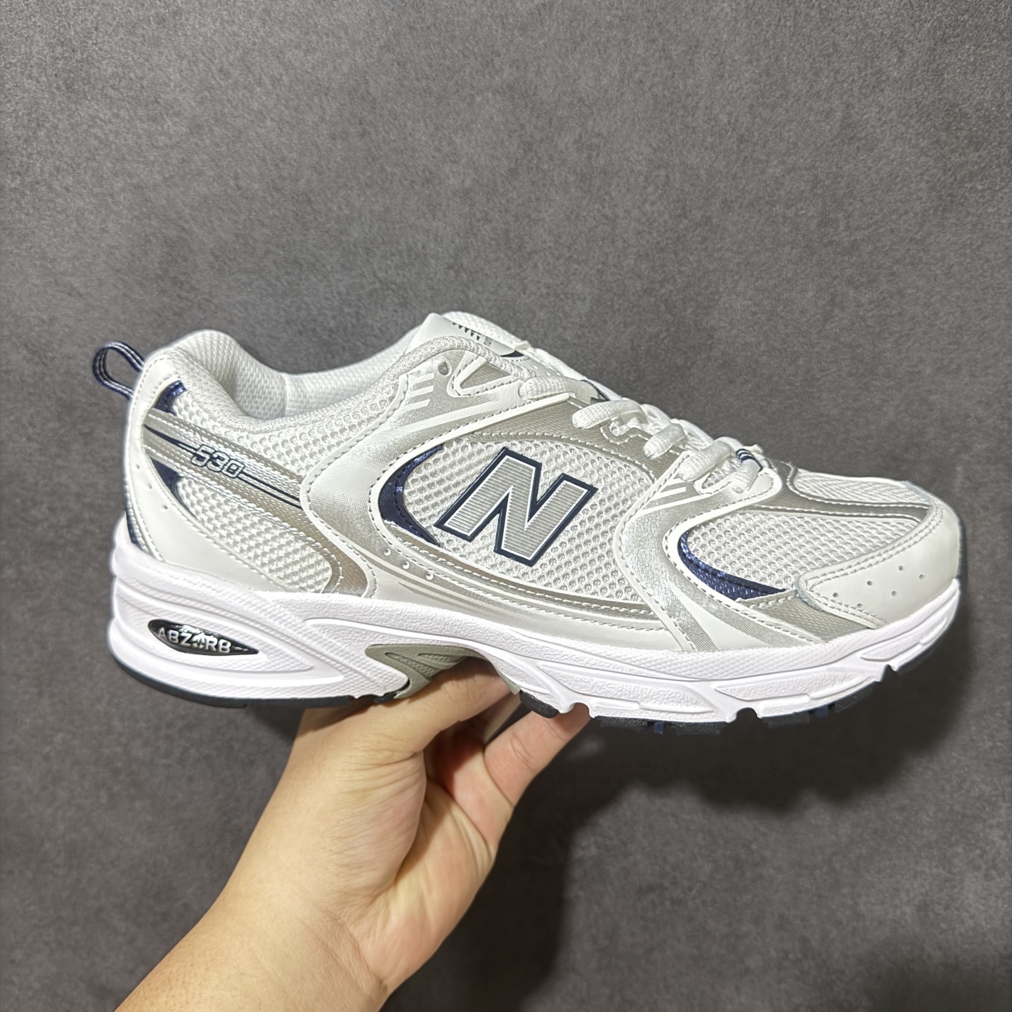 新百伦 New Balance 530 复古跑鞋 小红书爆款 官网售罄 这双鞋确实是NB家经典复古款式之一，以全新科技诠