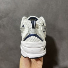新百伦 New Balance 530 复古跑鞋 小红书爆款 官网售罄 这双鞋确实是NB家经典复古款式之一,以全新科技诠 新百伦 New Balance 530 复古跑鞋 小红书爆款 官网售罄 这双鞋确实是NB家经典复古款式之一,以全新科技诠