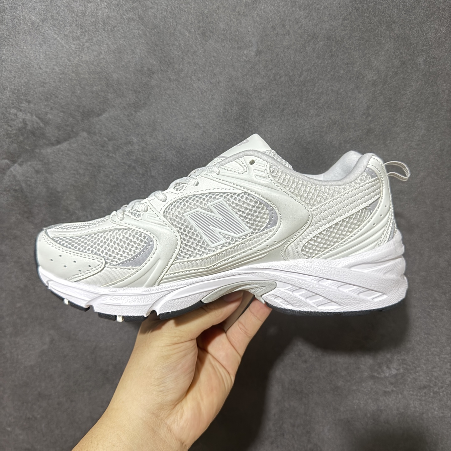 新百伦 New Balance 530 复古跑鞋 小红书爆款 官网售罄 这双鞋确实是NB家经典复古款式之一，以全新科技诠