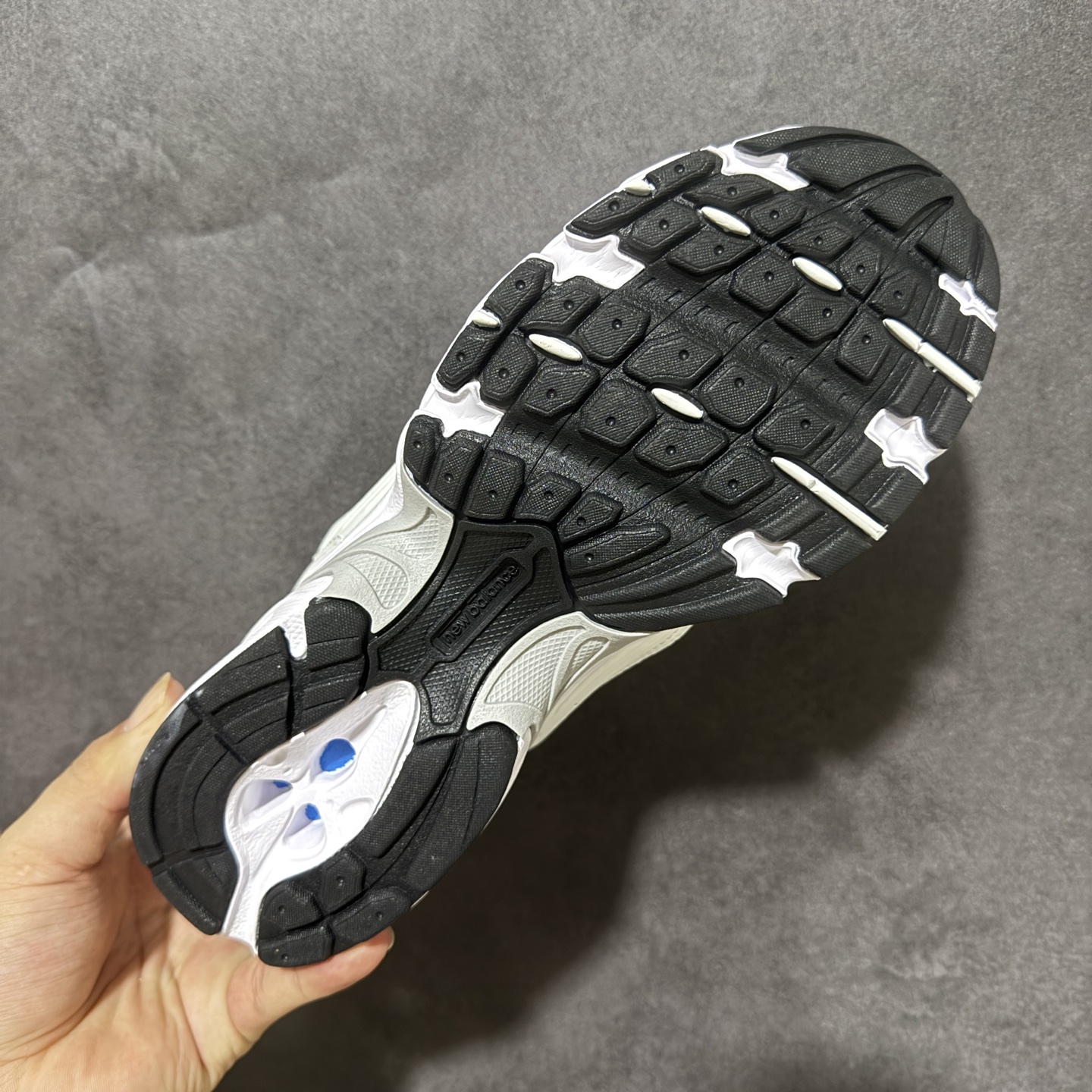 新百伦 New Balance 530 复古跑鞋 小红书爆款 官网售罄 这双鞋确实是NB家经典复古款式之一，以全新科技诠