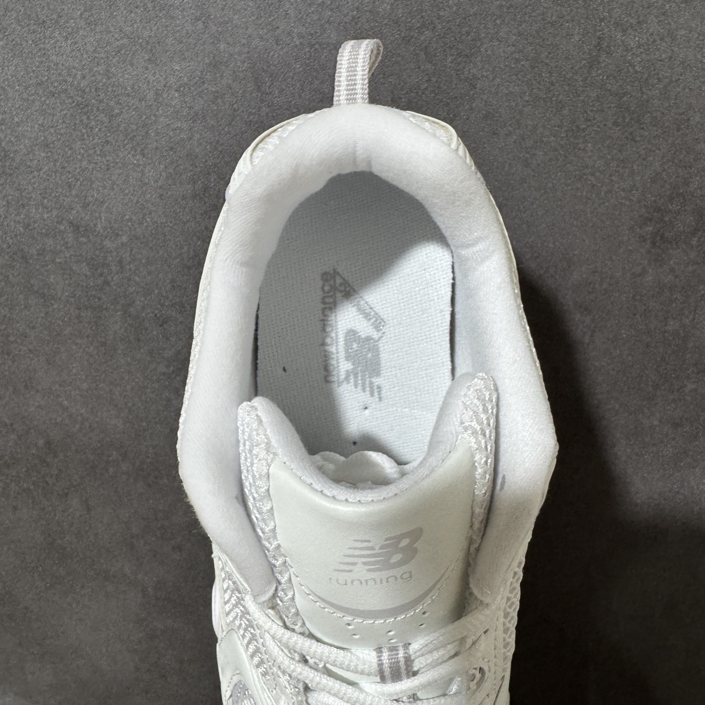 新百伦 New Balance 530 复古跑鞋 小红书爆款 官网售罄 这双鞋确实是NB家经典复古款式之一，以全新科技诠