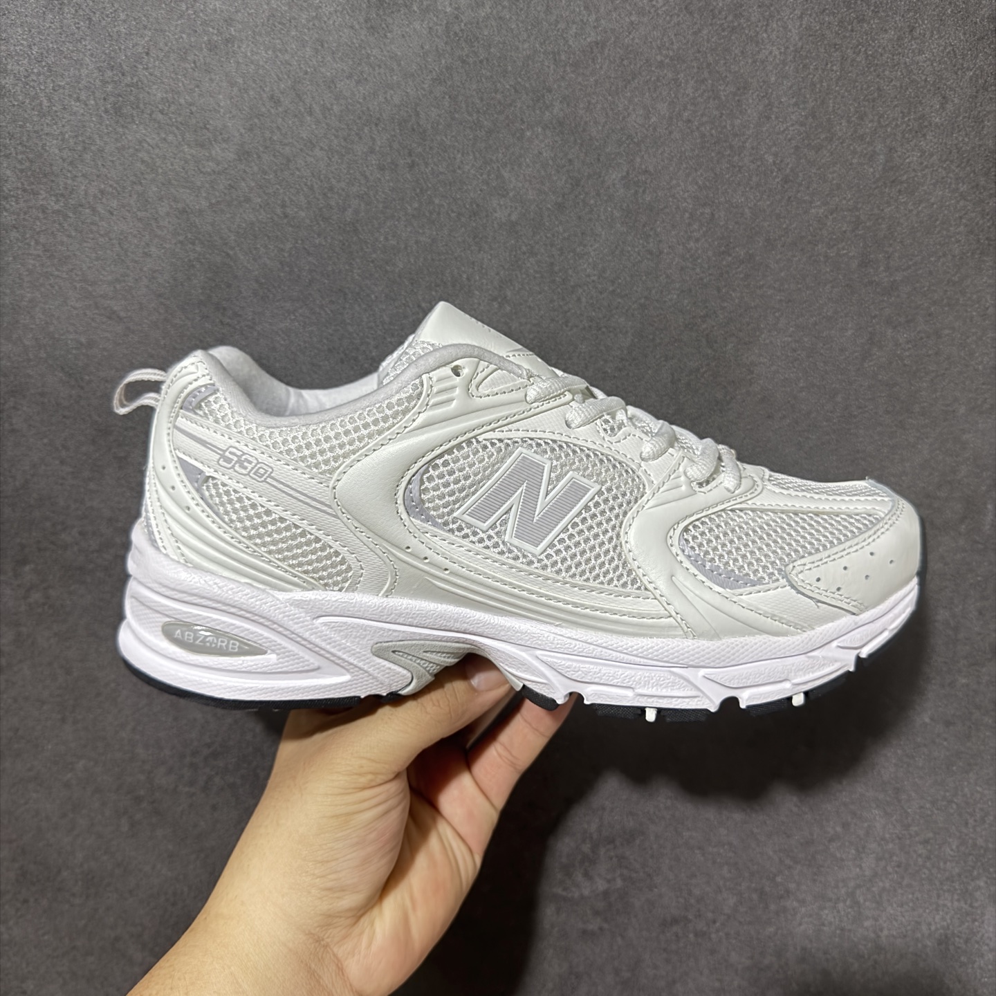 新百伦 New Balance 530 复古跑鞋 小红书爆款 官网售罄 这双鞋确实是NB家经典复古款式之一，以全新科技诠