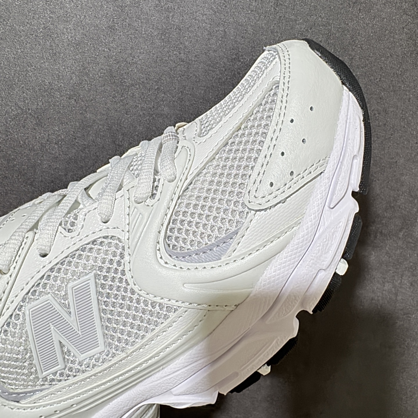 新百伦 New Balance 530 复古跑鞋 小红书爆款 官网售罄 这双鞋确实是NB家经典复古款式之一，以全新科技诠