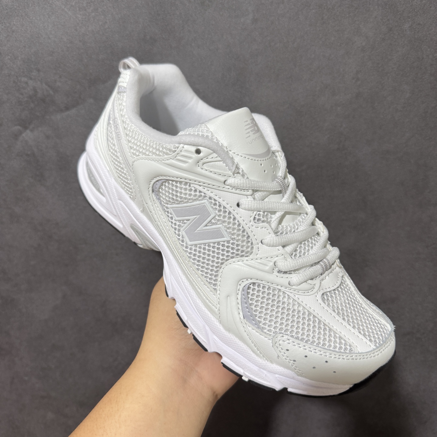 新百伦 New Balance 530 复古跑鞋 小红书爆款 官网售罄 这双鞋确实是NB家经典复古款式之一，以全新科技诠