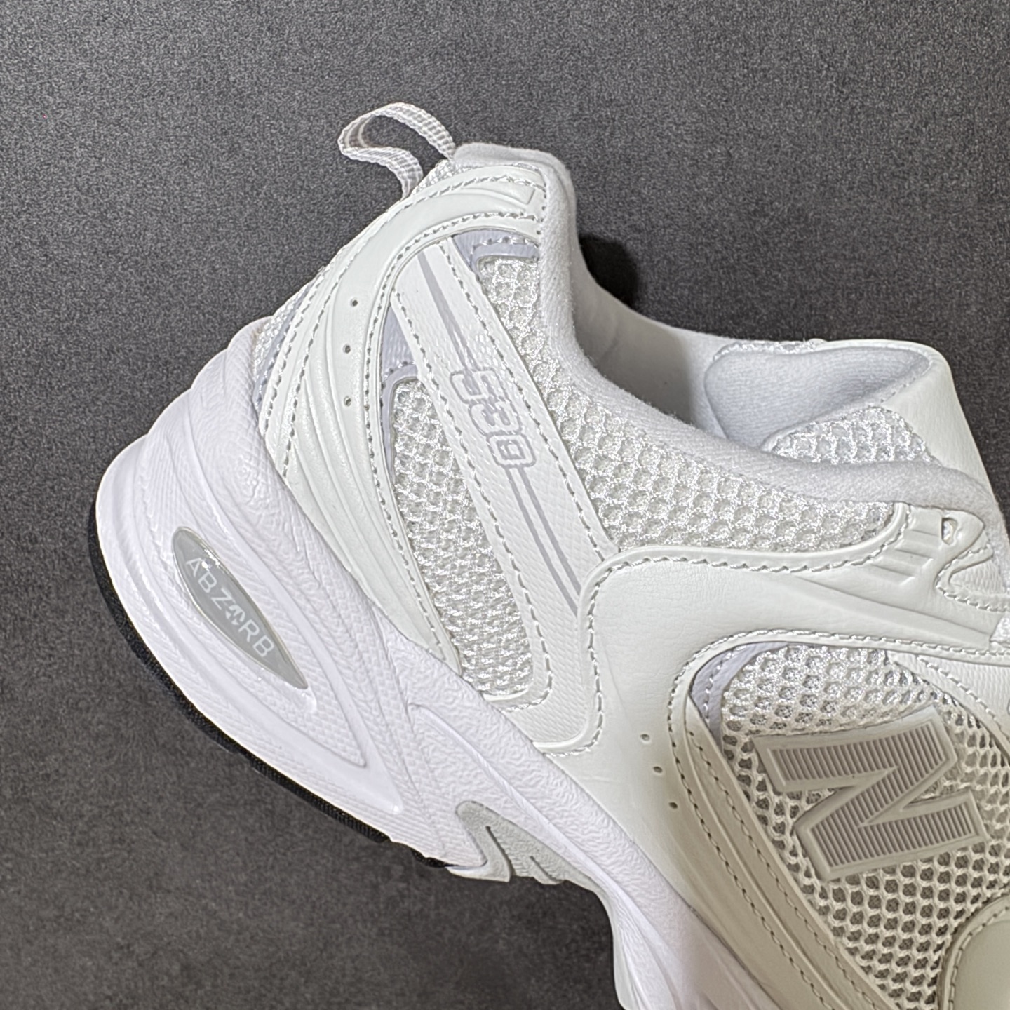 新百伦 New Balance 530 复古跑鞋 小红书爆款 官网售罄 这双鞋确实是NB家经典复古款式之一，以全新科技诠