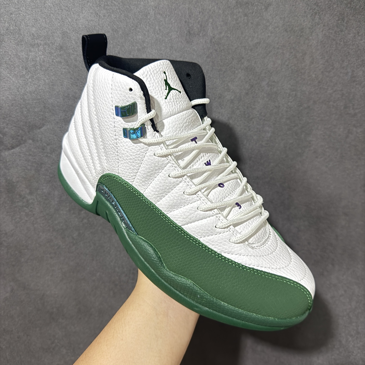 Jordan Air Jordan 12 Bucks 舒适贴合 高帮 复古篮球鞋 男款 白绿 货号：CT8013-103