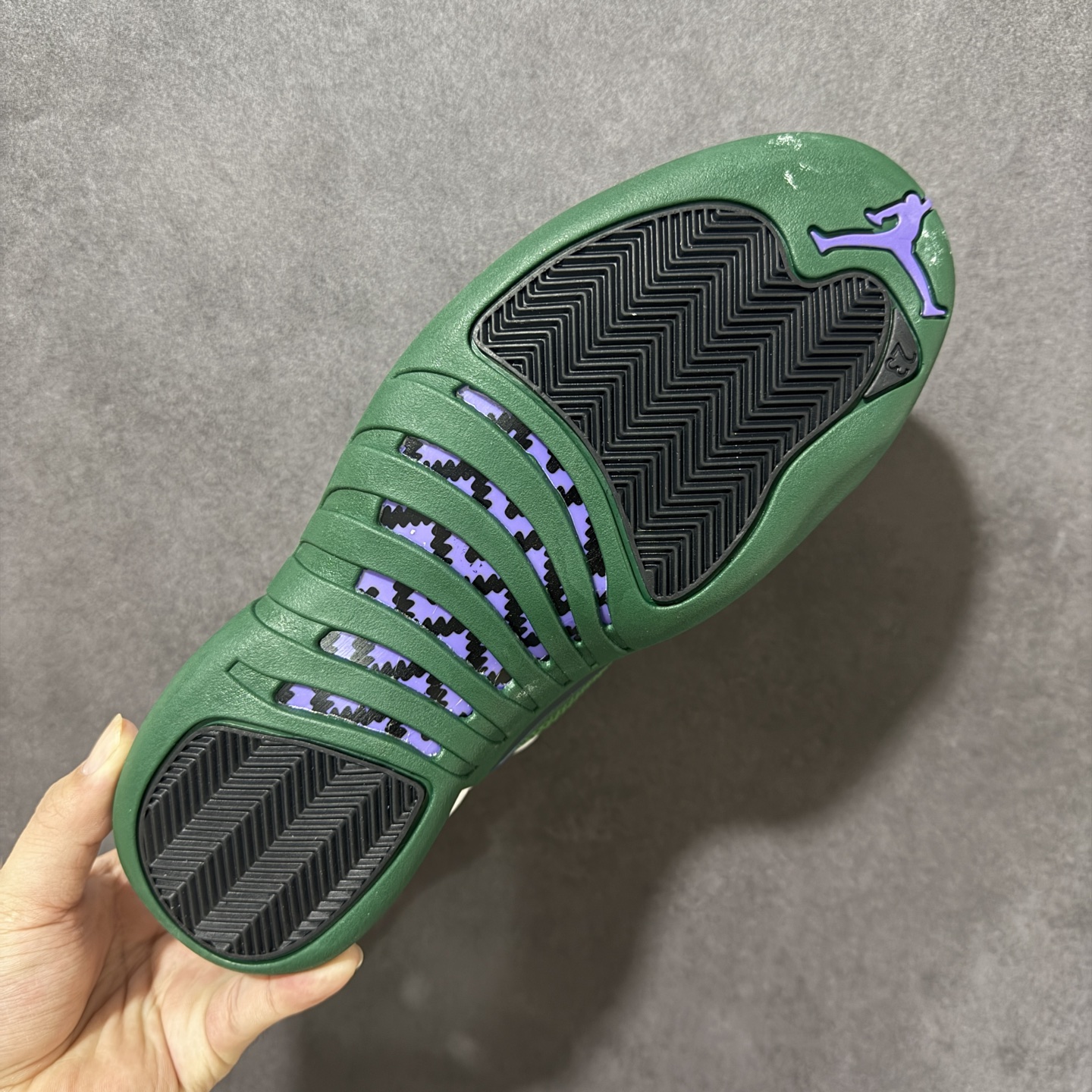 Jordan Air Jordan 12 Bucks 舒适贴合 高帮 复古篮球鞋 男款 白绿 货号：CT8013-103