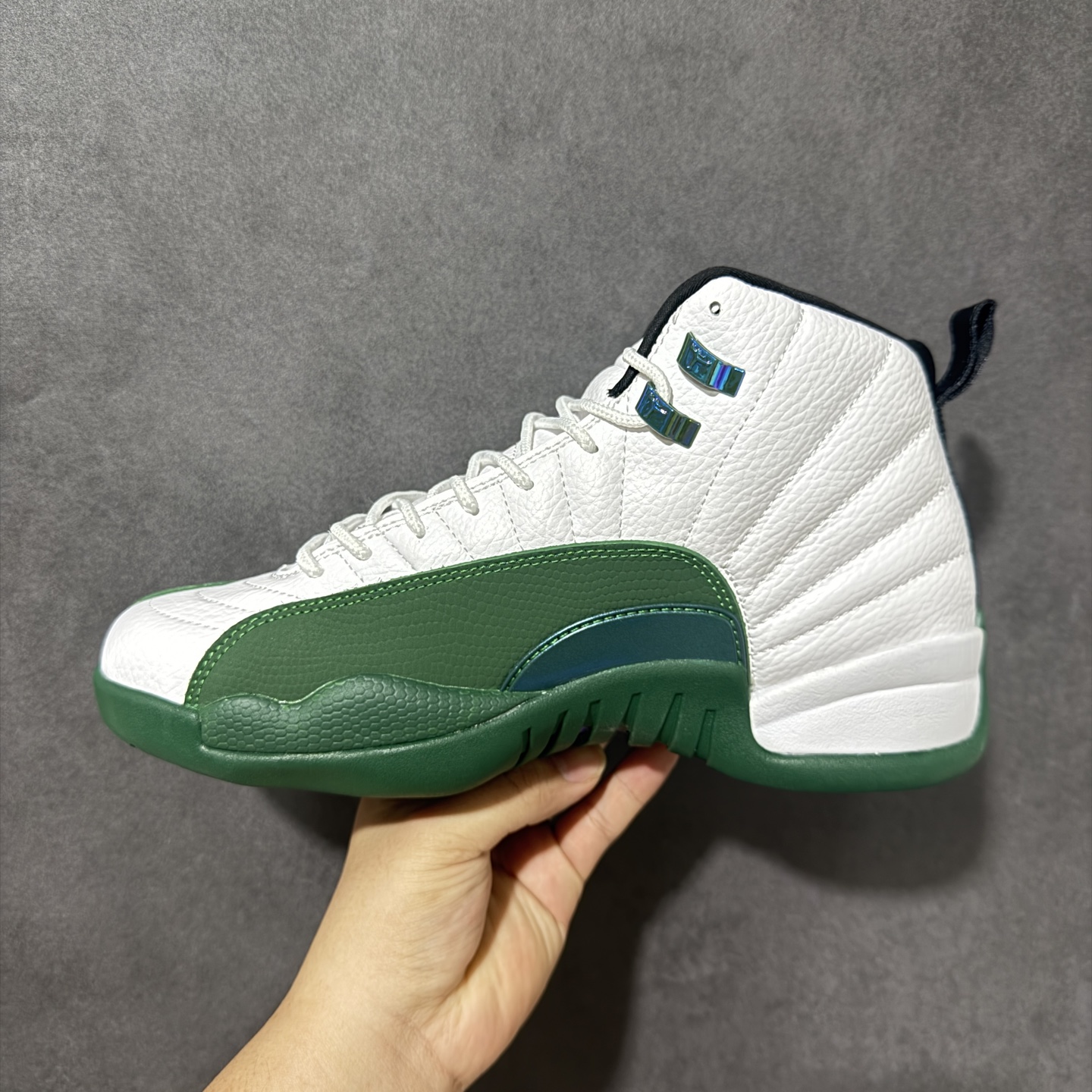 Jordan Air Jordan 12 Bucks 舒适贴合 高帮 复古篮球鞋 男款 白绿 货号：CT8013-103