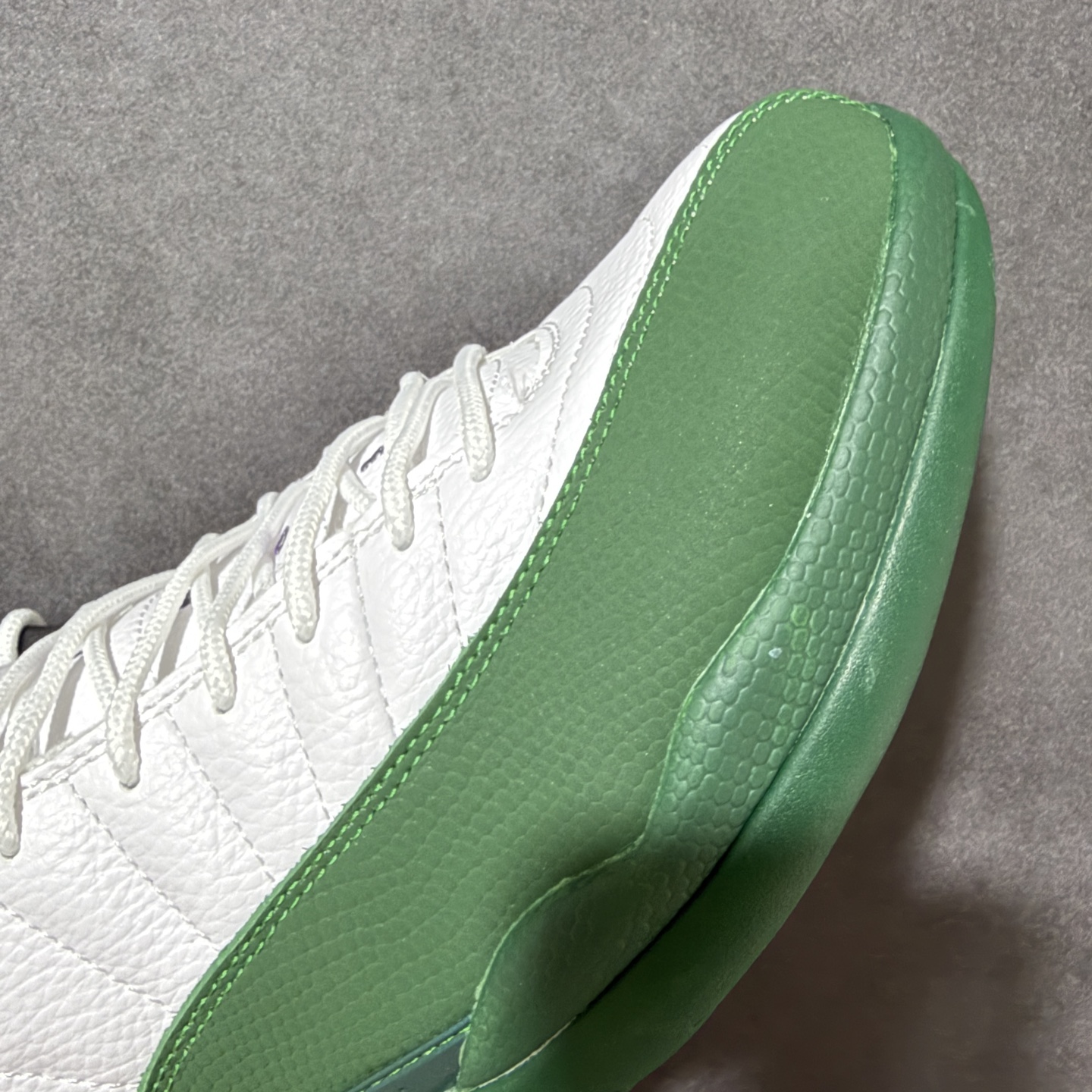 Jordan Air Jordan 12 Bucks 舒适贴合 高帮 复古篮球鞋 男款 白绿 货号：CT8013-103