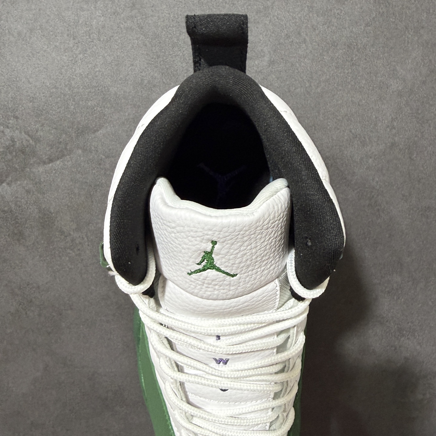 Jordan Air Jordan 12 Bucks 舒适贴合 高帮 复古篮球鞋 男款 白绿 货号：CT8013-103