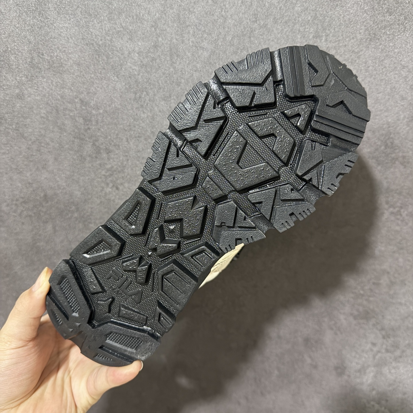 FILA斐乐 Trek 1S 满天星 潮流百搭抓绒减震防滑耐磨中帮生活休闲鞋 货号:F12WFTB 码数：35 36 3