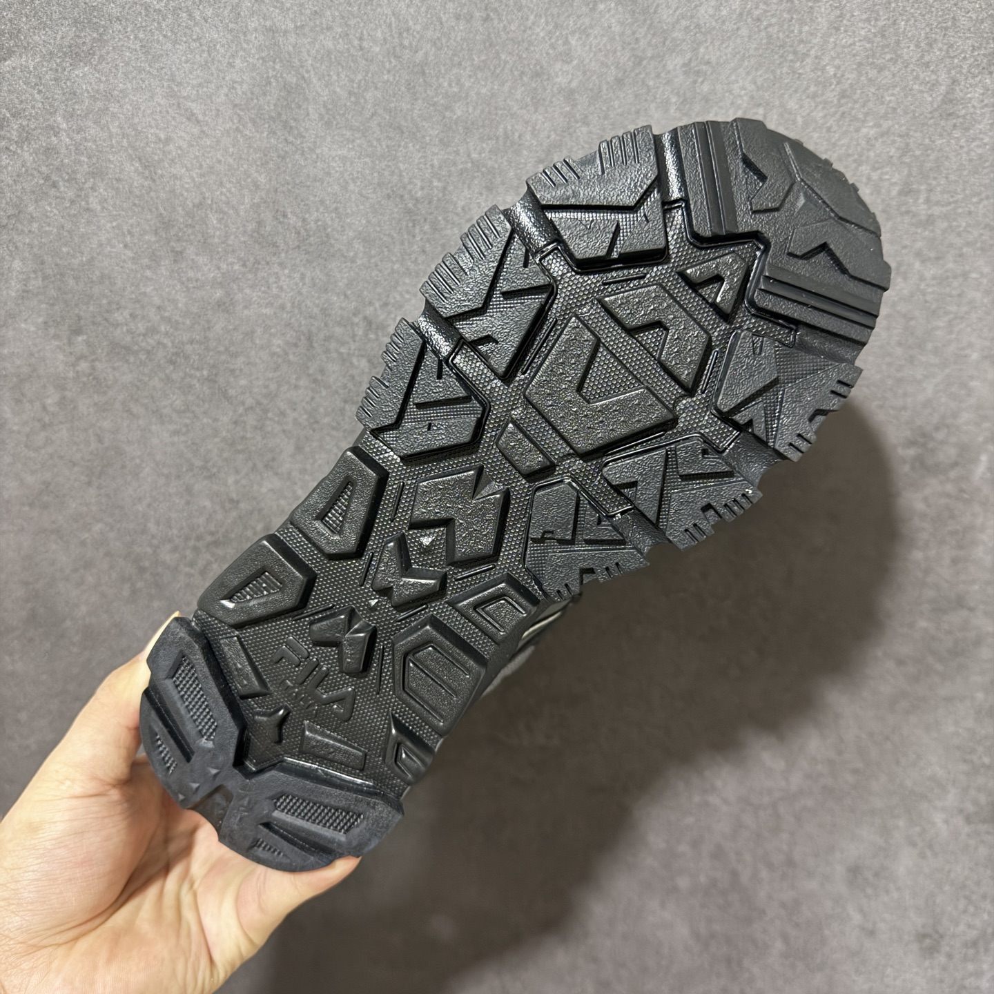 FILA斐乐 Trek 1S 满天星 潮流百搭抓绒减震防滑耐磨中帮生活休闲鞋 货号: F12WFBF 码数：35 36 