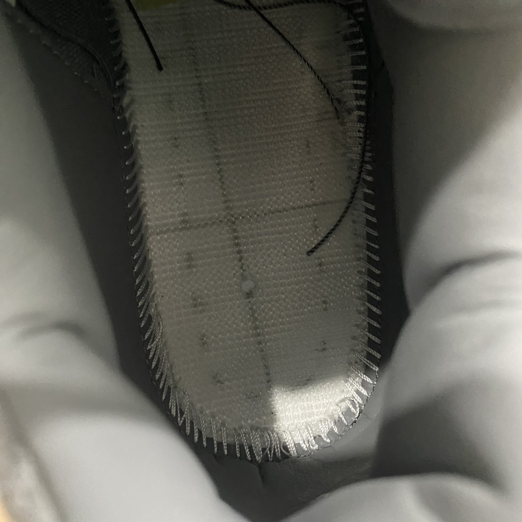 图片[9]-【OG纯原】KAWS x Air Jordan AJ4 \”Cool Grey\” 涂鸦联名酷灰 930155-003 翻水经典 历史细节最优 完美出货纯原市场最高工艺复刻 无色差修正 夜光大底调试 涂鸦、色卡与原版基本零差距 原厂麂皮定制 高密度原厂电绣鞋面涂鸦 原盒原配 独家配原鞋拆解开发 原楦原纸板开发 全市场最纯正四代版型 原底真实气垫 回弹反馈充足 完美鞋楦打造 市面最高工艺一切细节如图实拍 所见所得 原装头层皮冲裁 尺码：40 40.5 41 42 42.5 43 44 44.5 45 46 47.5-选品中心