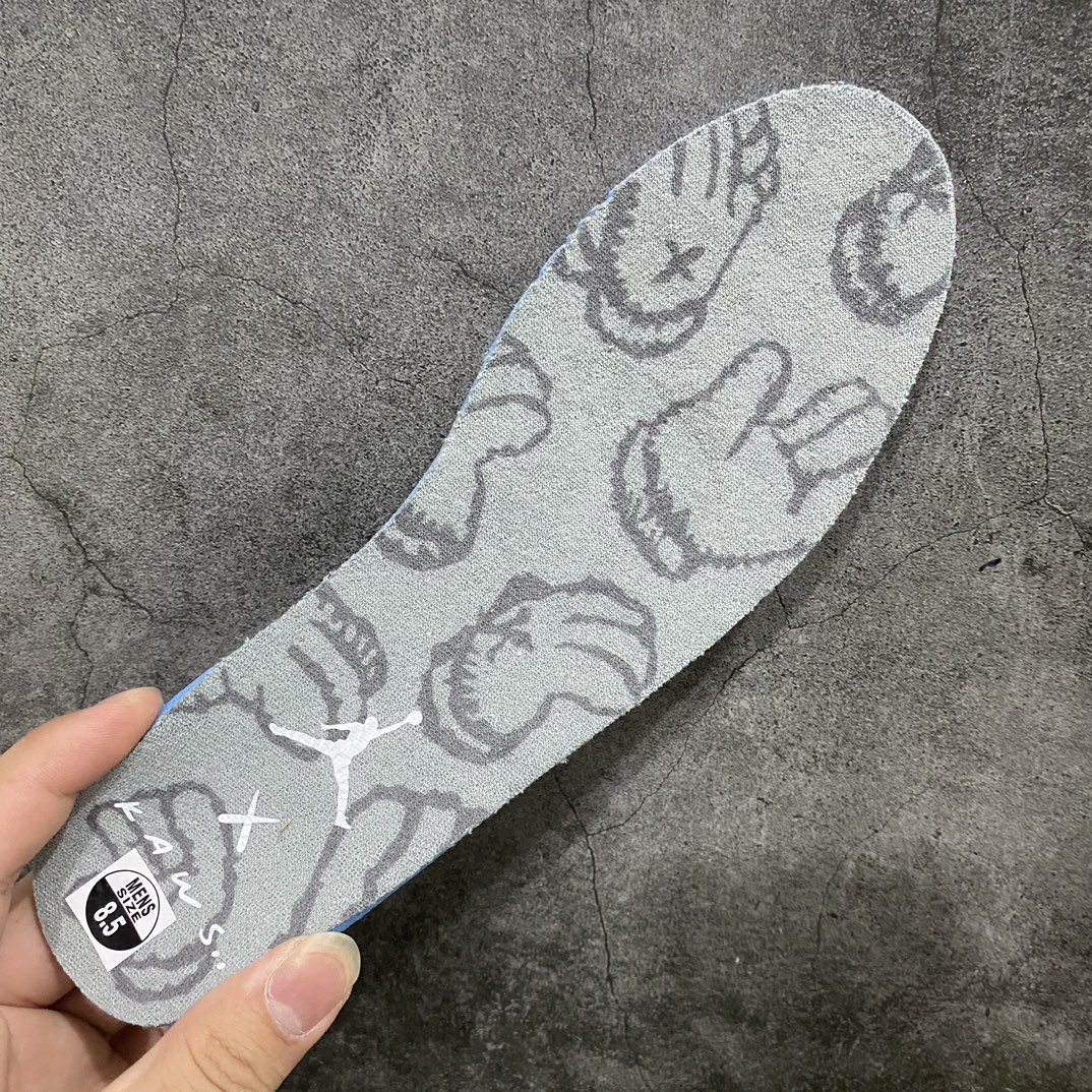 图片[7]-【OG纯原】KAWS x Air Jordan AJ4 \”Cool Grey\” 涂鸦联名酷灰 930155-003 翻水经典 历史细节最优 完美出货纯原市场最高工艺复刻 无色差修正 夜光大底调试 涂鸦、色卡与原版基本零差距 原厂麂皮定制 高密度原厂电绣鞋面涂鸦 原盒原配 独家配原鞋拆解开发 原楦原纸板开发 全市场最纯正四代版型 原底真实气垫 回弹反馈充足 完美鞋楦打造 市面最高工艺一切细节如图实拍 所见所得 原装头层皮冲裁 尺码：40 40.5 41 42 42.5 43 44 44.5 45 46 47.5-选品中心