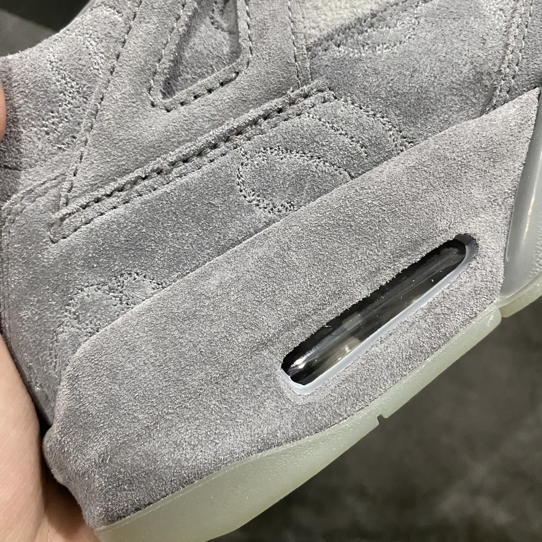 图片[2]-【OG纯原】KAWS x Air Jordan AJ4 \”Cool Grey\” 涂鸦联名酷灰 930155-003 翻水经典 历史细节最优 完美出货纯原市场最高工艺复刻 无色差修正 夜光大底调试 涂鸦、色卡与原版基本零差距 原厂麂皮定制 高密度原厂电绣鞋面涂鸦 原盒原配 独家配原鞋拆解开发 原楦原纸板开发 全市场最纯正四代版型 原底真实气垫 回弹反馈充足 完美鞋楦打造 市面最高工艺一切细节如图实拍 所见所得 原装头层皮冲裁 尺码：40 40.5 41 42 42.5 43 44 44.5 45 46 47.5-选品中心