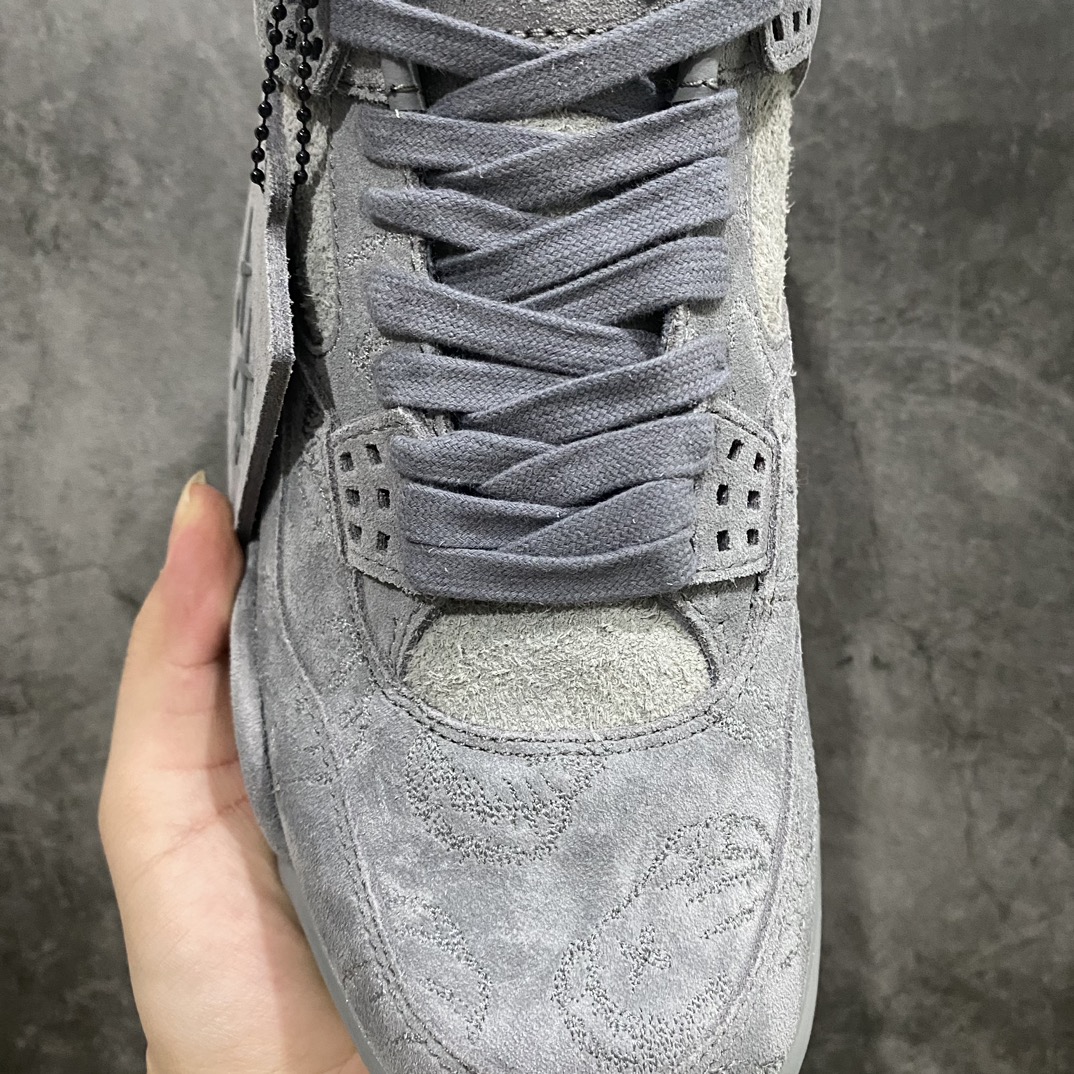 图片[4]-【OG纯原】KAWS x Air Jordan AJ4 \”Cool Grey\” 涂鸦联名酷灰 930155-003 翻水经典 历史细节最优 完美出货纯原市场最高工艺复刻 无色差修正 夜光大底调试 涂鸦、色卡与原版基本零差距 原厂麂皮定制 高密度原厂电绣鞋面涂鸦 原盒原配 独家配原鞋拆解开发 原楦原纸板开发 全市场最纯正四代版型 原底真实气垫 回弹反馈充足 完美鞋楦打造 市面最高工艺一切细节如图实拍 所见所得 原装头层皮冲裁 尺码：40 40.5 41 42 42.5 43 44 44.5 45 46 47.5-选品中心