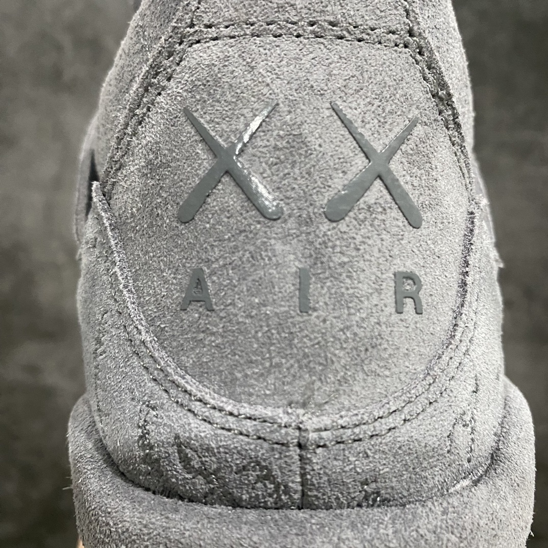 图片[8]-【OG纯原】KAWS x Air Jordan AJ4 \”Cool Grey\” 涂鸦联名酷灰 930155-003 翻水经典 历史细节最优 完美出货纯原市场最高工艺复刻 无色差修正 夜光大底调试 涂鸦、色卡与原版基本零差距 原厂麂皮定制 高密度原厂电绣鞋面涂鸦 原盒原配 独家配原鞋拆解开发 原楦原纸板开发 全市场最纯正四代版型 原底真实气垫 回弹反馈充足 完美鞋楦打造 市面最高工艺一切细节如图实拍 所见所得 原装头层皮冲裁 尺码：40 40.5 41 42 42.5 43 44 44.5 45 46 47.5-选品中心