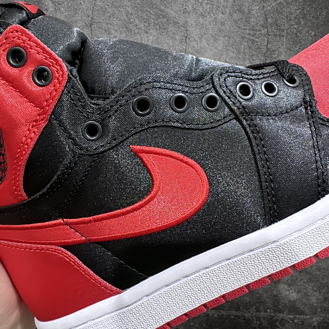 图片[3]-【新DT版】 Air Jordan 1 Retro High OG \” Satin Bred \” 禁穿黑红丝绸 AJ1乔1高帮文化篮球鞋 FD4810-061 ZP开发室高价原版购回 高端外贸零售专供品质 原鞋原楦头纸板开发 原厂气垫 原厂竖纹防尘纸 极致一眼正品既视感 整体楦型最大限度还原公司正品 尺码：36 36.5 37.5 38 38.5 39 40 40.5 41 42 42.5 43 44 44.5 45 46 47.5-选品中心