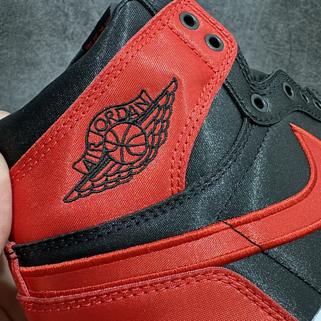 图片[2]-【新DT版】 Air Jordan 1 Retro High OG \” Satin Bred \” 禁穿黑红丝绸 AJ1乔1高帮文化篮球鞋 FD4810-061 ZP开发室高价原版购回 高端外贸零售专供品质 原鞋原楦头纸板开发 原厂气垫 原厂竖纹防尘纸 极致一眼正品既视感 整体楦型最大限度还原公司正品 尺码：36 36.5 37.5 38 38.5 39 40 40.5 41 42 42.5 43 44 44.5 45 46 47.5-选品中心