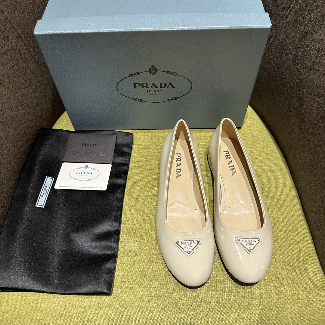 Prada Good
 Flat Shoes Genuine Leather Patent Sheepskin Spring/Summer Collection