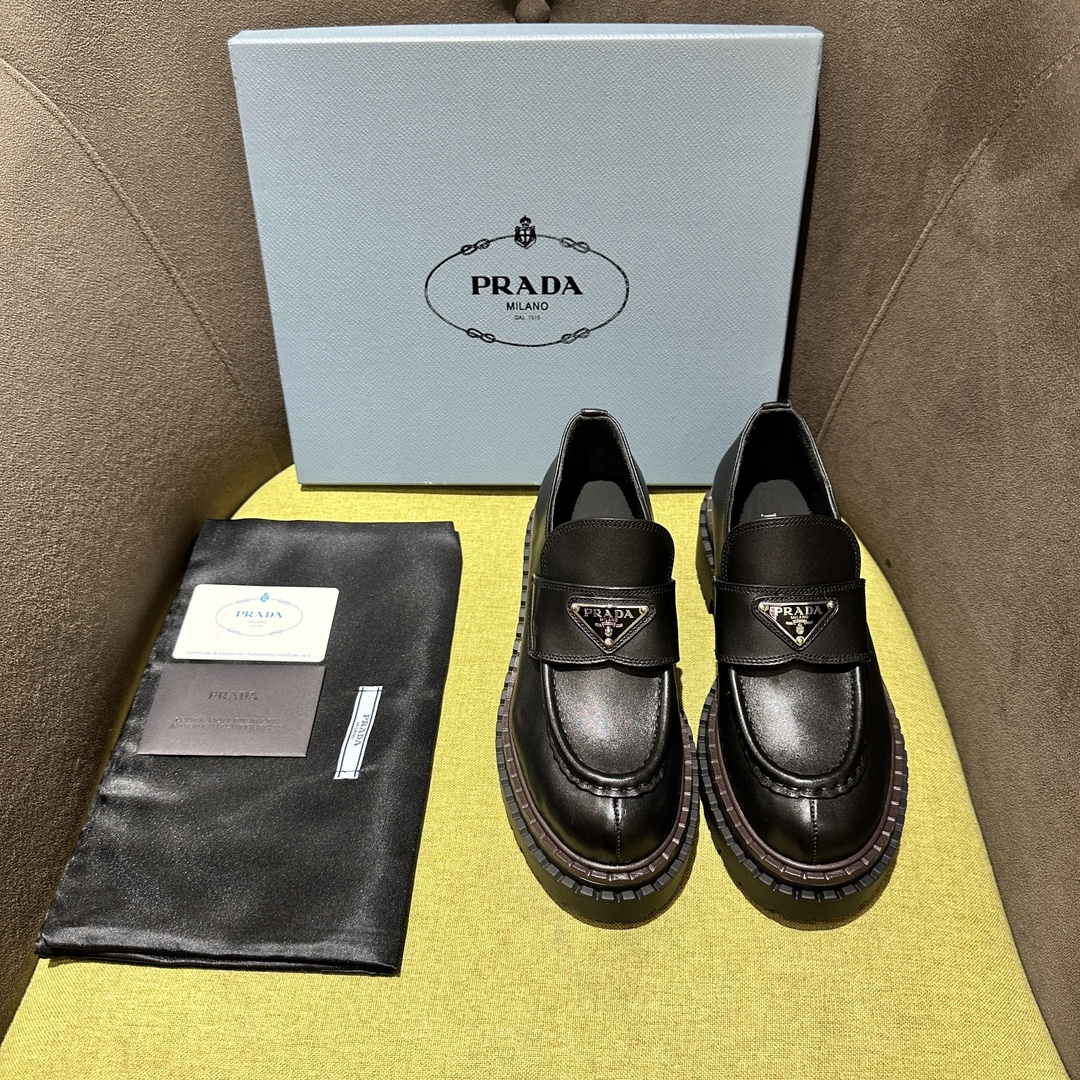 NO:173627,Prada/Prada WA new autumn and winter style This leather loafer uses a thick sole, crafted details and contemporary elements add vitality, interpreting the classics in a new and fashionable language. Enamel triangle metal logo with a height of 55 mm shiny appearance. Recommended by major bloggers of Xiaohongshu, 1-1 development to showcase the classic charm. Cowhide inner lining tpu outsole leather edge strips, 35-42 (40-42 custom made without return or exchange), loafers, prada, prada, loafers, cowhide19860909Prada/普拉达WA 秋冬新款 这款皮革乐福鞋采用厚实鞋底,匠制细节与当代元素增添活力,以全新时尚语言诠释经典. 涂珐琅三角形金属徽标 高度55毫米闪亮登场 小红书各大博主推荐,1-1开发 彰显经典魅力. 牛皮内里 tpu大底真皮沿条 码数35一42（40-42定做不退换）,乐福鞋,prada,prada,loafers,cowhide,Women's Shoes