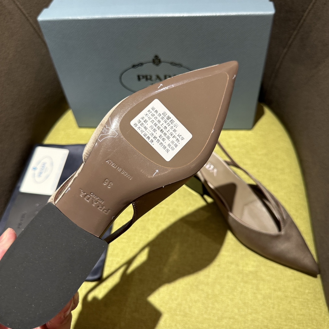 NO:173652,Prada FW24 catwalks, this satin heel combines the elegant style of the past with contemporary classic elements, reinterpreting the 1950s silhouette with tapered lines and modernist details. The silk screen printed logo is glossy leather covered heel, perfectly blending with silk!  High heels 5.5 cm, flat sole 1 cm. Interpret the classics in a new and fashionable language. Recommended by major bloggers of Xiaohongshu, developed 1-1 to show the charm of classics. Injection-molded leather sole, imported mixed-bred sheep lining. Size 35-42 (40-42 custom made without return or exchange), single shoes, prada, prada, high heels, real silk, Leather soles19860909Prada普拉达 FW24走秀款这款缎面高跟鞋融合昔日优雅风格与当代经典元素,以锥形线条与现代主义细节重新演绎1950年代廓形. 丝网印花徽标 亮面皮革包覆鞋跟,与真丝完美融合！高跟5.5公分,平底1公分.以全新时尚语言诠释经典. 小红书各大博主推荐,1-1开发 彰显经典魅力. 注塑真皮大底,进口混种羊内里. 码数35一42（40-42定做不退换）,单鞋,prada,prada,high heels,real silk,Leather soles,Women's Shoes