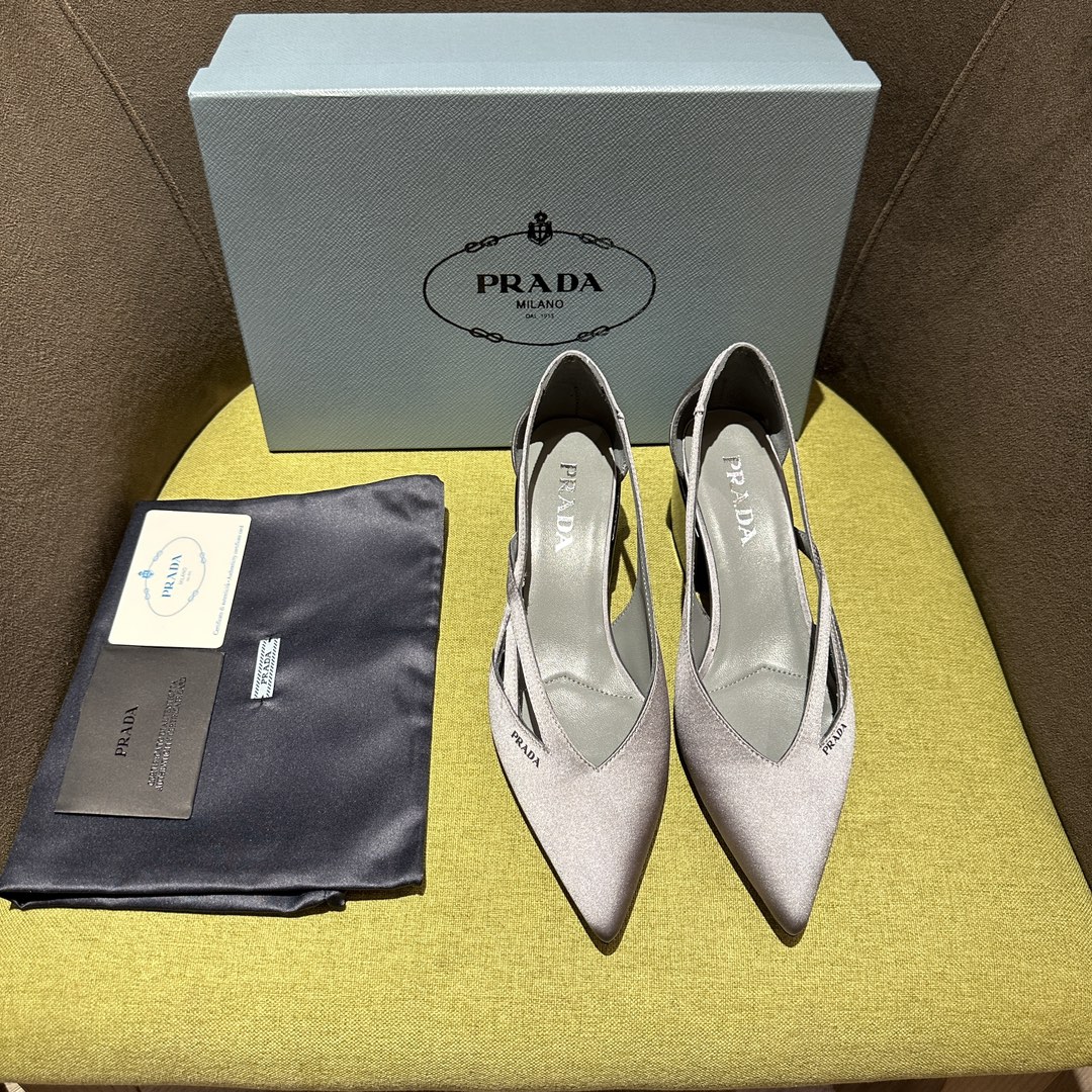 NO:173649,Prada FW24 catwalk style This satin heel combines the elegant style of the past with contemporary classic elements, reinterpreting the 1950s silhouette with tapered lines and modernist details. The silk screen printed logo is glossy leather covered heel, perfectly blending with silk!  High heels 5.5 cm, flat sole 1 cm. Interpret the classics in a new and fashionable language. Recommended by major bloggers of Xiaohongshu, developed 1-1 to show the charm of classics. Injection-molded leather sole, imported mixed-bred sheep lining. Size 35-42 (40-42 custom made without return or exchange), single shoes, prada, prada, high heels, real silk, Leather soles19860909Prada普拉达 FW24走秀款 这款缎面高跟鞋融合昔日优雅风格与当代经典元素,以锥形线条与现代主义细节重新演绎1950年代廓形. 丝网印花徽标 亮面皮革包覆鞋跟,与真丝完美融合！高跟5.5公分,平底1公分.以全新时尚语言诠释经典. 小红书各大博主推荐,1-1开发 彰显经典魅力. 注塑真皮大底,进口混种羊内里. 码数35一42（40-42定做不退换）,单鞋,prada,prada,high heels,real silk,Leather soles,Women's Shoes