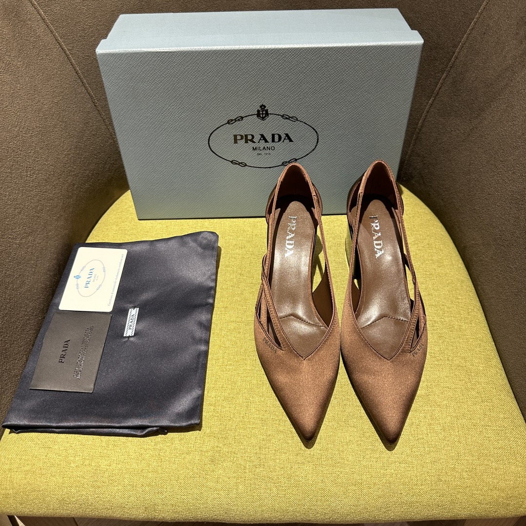 NO:173655,Prada FW24 catwalk style This satin heel combines the elegant style of the past with contemporary classic elements, reinterpreting the 1950s silhouette with tapered lines and modernist details. The silk screen printed logo is glossy leather covered heel, perfectly blending with silk!  High heels 5.5 cm, flat sole 1 cm. Interpret the classics in a new and fashionable language. Recommended by major bloggers of Xiaohongshu, developed 1-1 to show the charm of classics. Injection-molded leather sole, imported mixed-bred sheep lining. Size 35-42 (40-42 custom made without return or exchange), single shoes, prada, prada, high heels, real silk, Leather soles19860909Prada普拉达 FW24走秀款 这款缎面高跟鞋融合昔日优雅风格与当代经典元素,以锥形线条与现代主义细节重新演绎1950年代廓形. 丝网印花徽标 亮面皮革包覆鞋跟,与真丝完美融合！高跟5.5公分,平底1公分.以全新时尚语言诠释经典. 小红书各大博主推荐,1-1开发 彰显经典魅力. 注塑真皮大底,进口混种羊内里. 码数35一42（40-42定做不退换）,单鞋,prada,prada,high heels,real silk,Leather soles,Women's Shoes