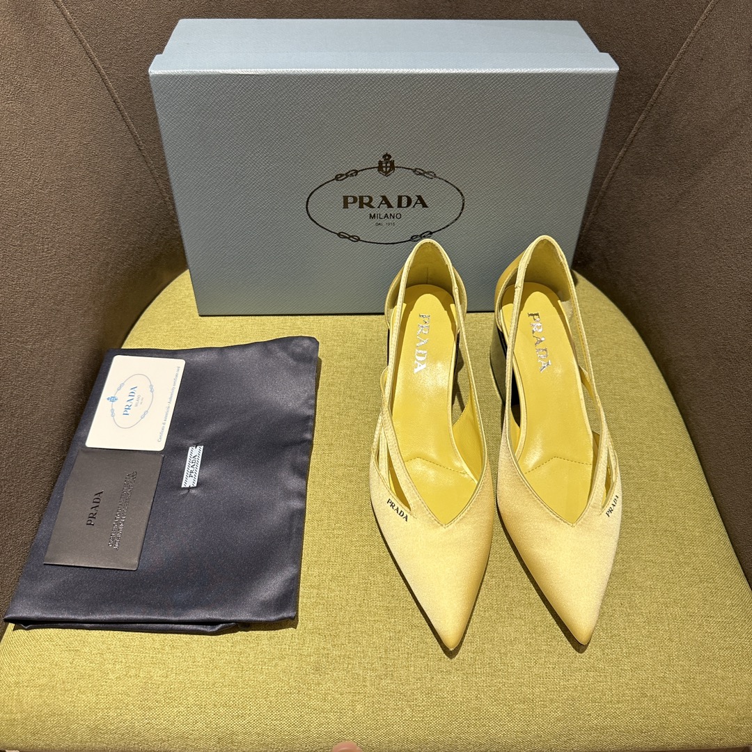 NO:173661,Prada FW24 Show Style This satin heel combines the elegant style of the past with contemporary classic elements, reinterpreting the 1950s silhouette with tapered lines and modernist details. The silk screen printed logo is glossy leather covered heel, perfectly blending with silk!  High heels 5.5 cm, flat sole 1 cm. Interpret the classics in a new and fashionable language. Recommended by major bloggers of Xiaohongshu, developed 1-1 to show the charm of classics. Injection-molded leather sole, imported mixed-bred sheep lining. Size 35-42 (40-42 custom made without return or exchange), single shoes, prada, prada, high heels, real silk, Leather soles19860909Prada普拉达 FW24秀款 这款缎面高跟鞋融合昔日优雅风格与当代经典元素,以锥形线条与现代主义细节重新演绎1950年代廓形. 丝网印花徽标 亮面皮革包覆鞋跟,与真丝完美融合！高跟5.5公分,平底1公分.以全新时尚语言诠释经典. 小红书各大博主推荐,1-1开发 彰显经典魅力. 注塑真皮大底,进口混种羊内里. 码数35一42（40-42定做不退换）,单鞋,prada,prada,high heels,real silk,Leather soles,Women's Shoes