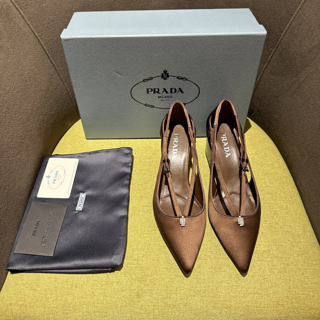 NO:173664,Prada FW24 catwalk style This satin heel combines the elegant style of the past with contemporary classic elements, reinterpreting the 1950s silhouette with tapered lines and modernist details. The silk screen printed logo is glossy leather covered heel, perfectly blending with silk!  High heels 5.5 cm, flat sole 1 cm. Interpret the classics in a new and fashionable language. Recommended by major bloggers of Xiaohongshu, developed 1-1 to show the charm of classics. Injection-molded leather sole, imported mixed-bred sheep lining. Size 35-42 (40-42 custom made without return or exchange), single shoes, prada, prada, high heels, real silk, Leather soles19860909Prada普拉达 FW24走秀款 这款缎面高跟鞋融合昔日优雅风格与当代经典元素,以锥形线条与现代主义细节重新演绎1950年代廓形. 丝网印花徽标 亮面皮革包覆鞋跟,与真丝完美融合！高跟5.5公分,平底1公分.以全新时尚语言诠释经典. 小红书各大博主推荐,1-1开发 彰显经典魅力. 注塑真皮大底,进口混种羊内里. 码数35一42（40-42定做不退换）,单鞋,prada,prada,high heels,real silk,Leather soles,Women's Shoes