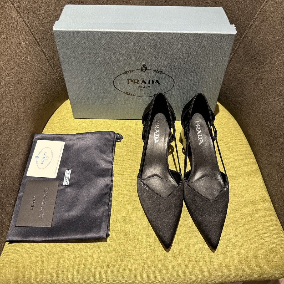 NO:173648,Prada FW24 catwalk style This satin heels combines the elegant style of the past with contemporary classic elements, reinterpreting the 1950s silhouette with tapered lines and modernist details. Silk screen printed logo with glossy leather covered heel, perfectly blending with silk!  High heels 5.5 cm, flat sole 1 cm. Interpret the classics in a new and fashionable language. Recommended by major bloggers of Xiaohongshu, developed 1-1 to show the charm of classics. Injection molded leather sole, imported mixed-bred sheep lining. Size 35-42 (40-42 custom made without return or exchange), single shoes, prada, high heels, real silk, Leather soles19860909Prada普*拉达FW24走秀款 这款缎面高跟鞋融合昔日优雅风格与当代经典元素,以锥形线条与现代主义细节重新演绎1950年代廓形. 丝网印花徽标 亮面皮革包覆鞋跟,与真丝完美融合！高跟5.5公分,平底1公分.以全新时尚语言诠释经典. 小红书各大博主推荐,1-1开发 彰显经典魅力. 注塑真皮大底,进口混种羊内里. 码数35一42（40-42定做不退换）,单鞋,prada,high heels,real silk,Leather soles,Women's Shoes