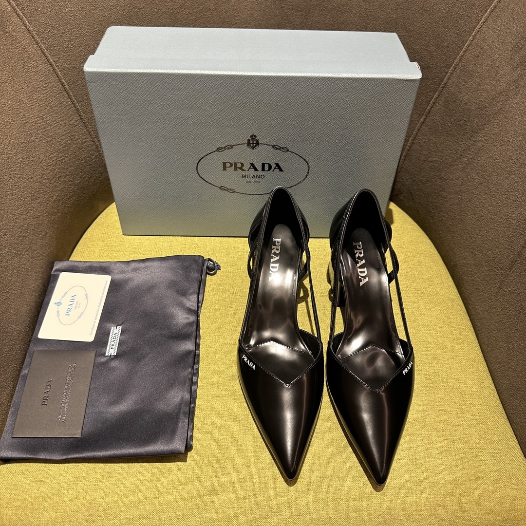 NO:173654,Prada FW24 catwalk style This satin heel combines the elegant style of the past with contemporary classic elements, reinterpreting the 1950s silhouette with tapered lines and modernist details. The silk screen printed logo with glossy leather covered heel, perfectly blending with silk!  High heels 5.5 cm, flat sole 1 cm. Interpret the classics in a new and fashionable language. Recommended by major bloggers of Xiaohongshu, developed 1-1 to show the charm of classics. Injection-molded leather sole, imported mixed-bred sheep lining. Size 35-42 (40-42 custom made without return or exchange), single shoes, prada, prada, high heels, real silk, Leather soles19860909Prada普拉达 FW24走秀款 这款缎面高跟鞋融合昔日优雅风格与当代经典元素,以锥形线条与现代主义细节重新演绎1950年代廓形. 丝网印花徽标 亮面皮革包覆鞋跟,与真丝完美融合！高跟5.5公分,平底1公分.以全新时尚语言诠释经典. 小红书各大博主推荐,1-1开发 彰显经典魅力. 注塑真皮大底,进口混种羊内里. 码数35一42（40-42定做不退换）,单鞋,prada,prada,high heels,real silk,Leather soles,Women's Shoes