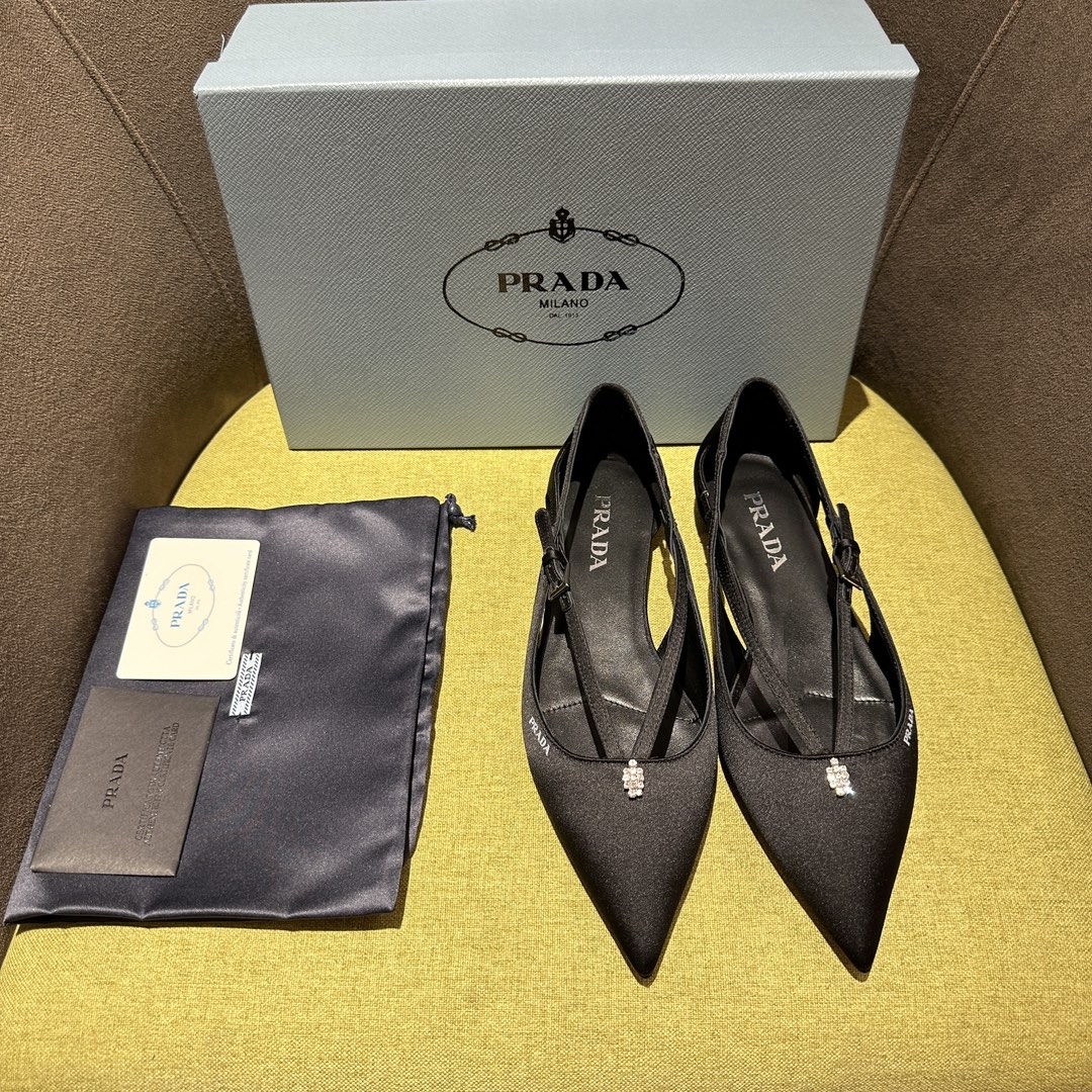 NO:173660,Prada FW24 catwalk style This satin heel combines the elegant style of the past with contemporary classic elements, reinterpreting the 1950s silhouette with tapered lines and modernist details. The silk screen printed logo with glossy leather covered heel, perfectly blending with silk!  High heels 5.5 cm, flat sole 1 cm. Interpret the classics in a new and fashionable language. Recommended by major bloggers of Xiaohongshu, developed 1-1 to show the charm of classics. Injection-molded leather sole, imported mixed-bred sheep lining. Size 35-42 (40-42 custom made without return or exchange), single shoes, prada, prada, high heels, real silk, Leather soles19860909Prada普拉达 FW24走秀款 这款缎面高跟鞋融合昔日优雅风格与当代经典元素,以锥形线条与现代主义细节重新演绎1950年代廓形. 丝网印花徽标 亮面皮革包覆鞋跟,与真丝完美融合！高跟5.5公分,平底1公分.以全新时尚语言诠释经典. 小红书各大博主推荐,1-1开发 彰显经典魅力. 注塑真皮大底,进口混种羊内里. 码数35一42（40-42定做不退换）,单鞋,prada,prada,high heels,real silk,Leather soles,Women's Shoes